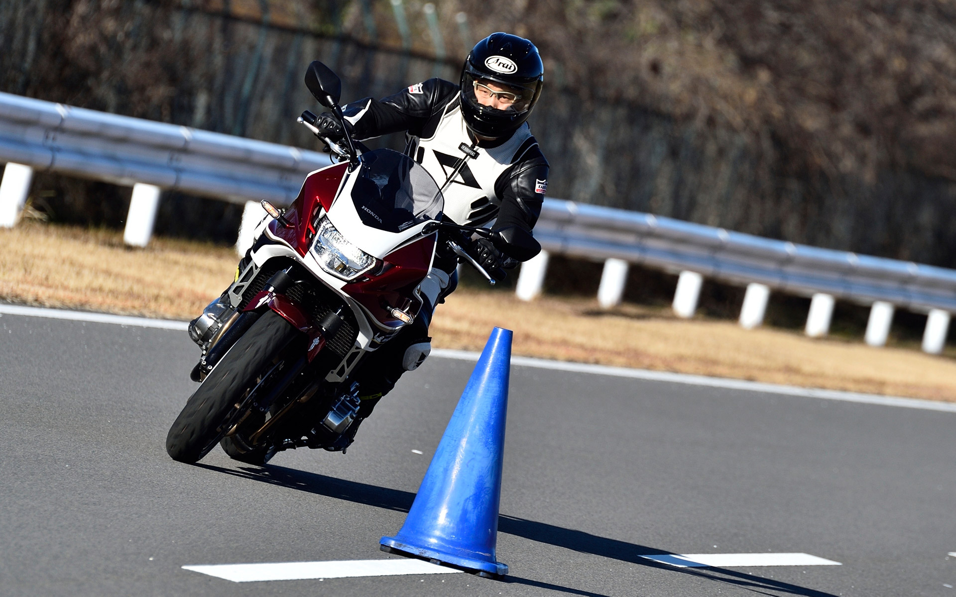 CB1300とMT-07で高速周回路をテスト。ROAD5でもROAD6でも、高速安定性や操安性に明確な差はないように感じた