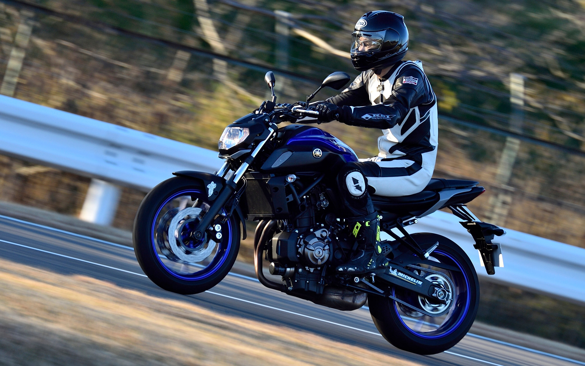 CB1300とMT-07で高速周回路をテスト。ROAD5でもROAD6でも、高速安定性や操安性に明確な差はないように感じた