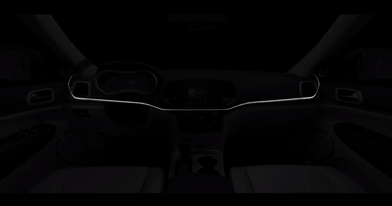 新型グランドチェロキーでは「メタルウイング」と呼ぶ翼のようなラインをベースとした水平基調のインテリアとなっている