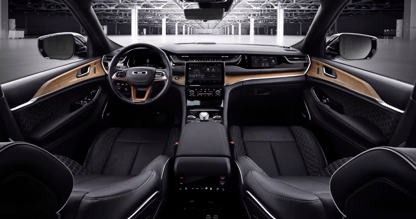 インテリアでは乗員を包み込むようなダイナミックさも表現