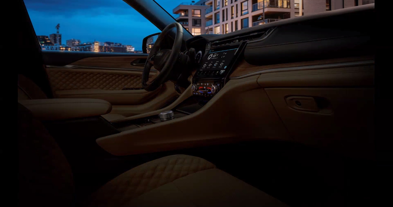 アンビエントライトで夜間の車内空間を華やかに演出