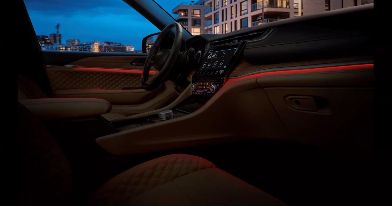 アンビエントライトで夜間の車内空間を華やかに演出