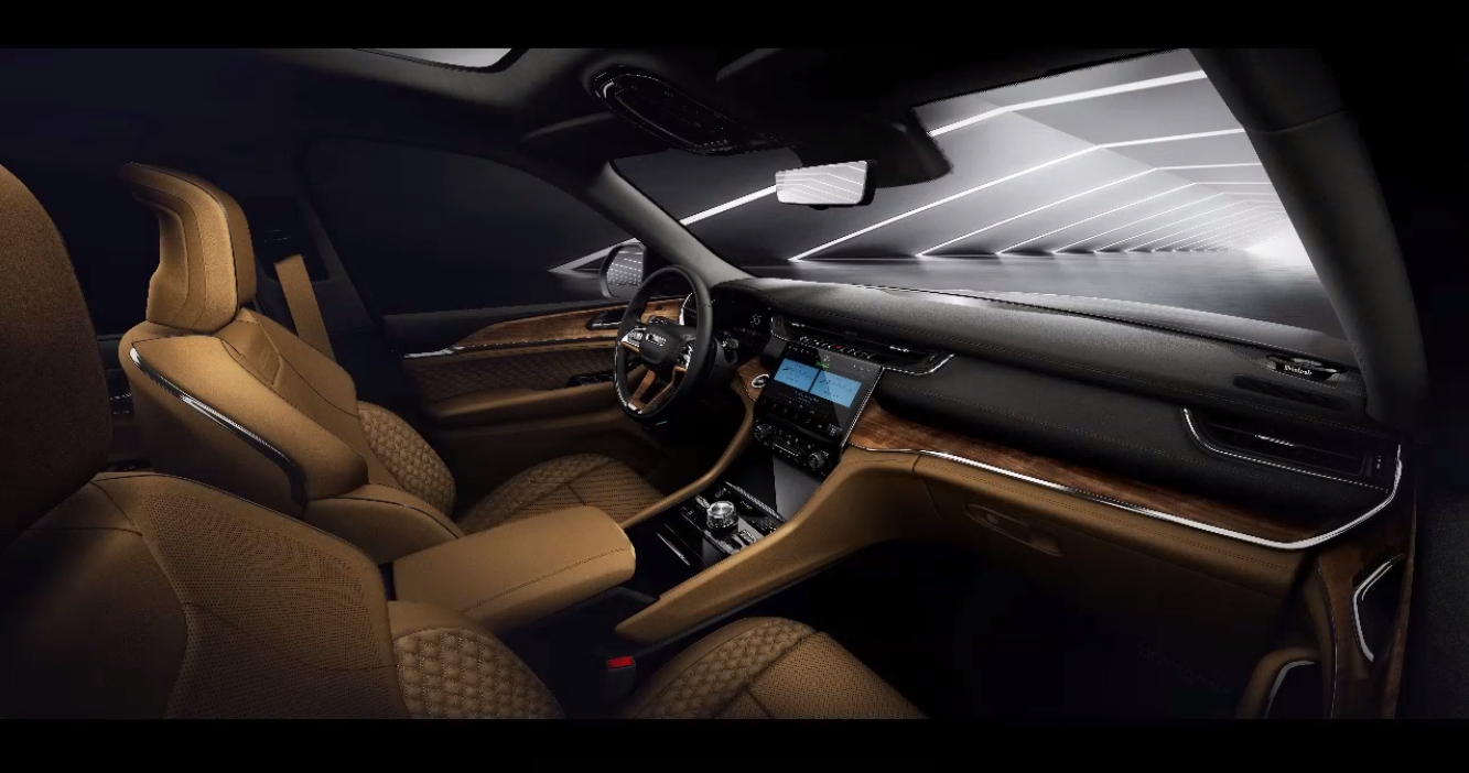 先代（右）との比較で、新型（中央）は離れていくようなラインによってさらなる広さ感を演出