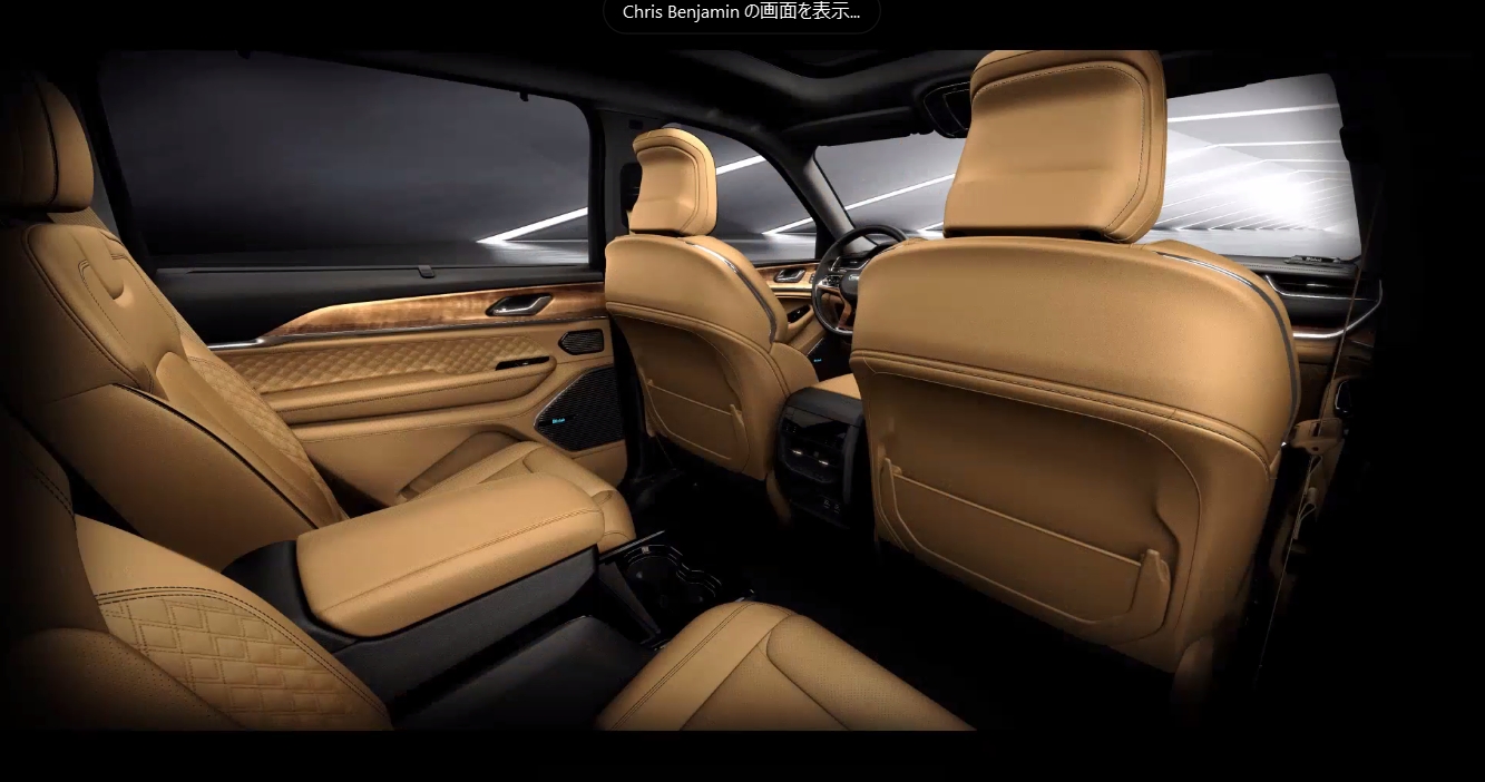 高級ハチミツの「テュペロハニー」をイメージしたという「テュペロブラウン」をシートカラーに設定。大型のセンターコンソールも用意する2列目シートもラグジュアリーな雰囲気が感じられるスペースとなっている