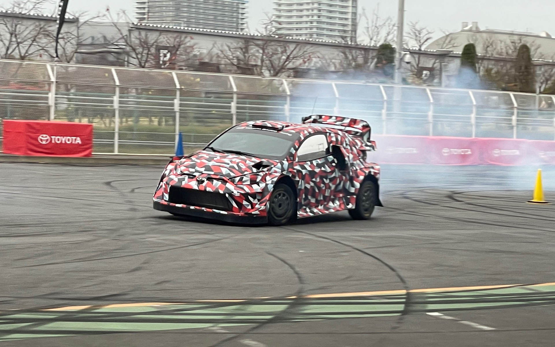 GRヤリス・ラリー1がお披露目されたときのタイヤスモークを上げた激走！