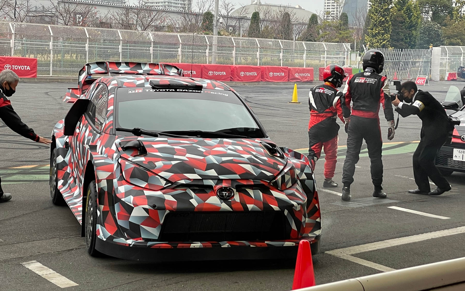 GRヤリス・ラリー1、左端はGRヤリスのチーフエンジニア、齋藤さん。リアサイドウィンドウのエアスクープはバッテリーの冷却だろうか？