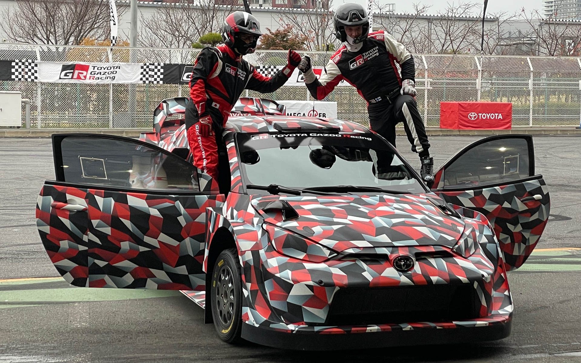 走行を終わって、モリゾウさんとラトバラ代表。ハイブリッドの持ち味をどのように発揮するのか