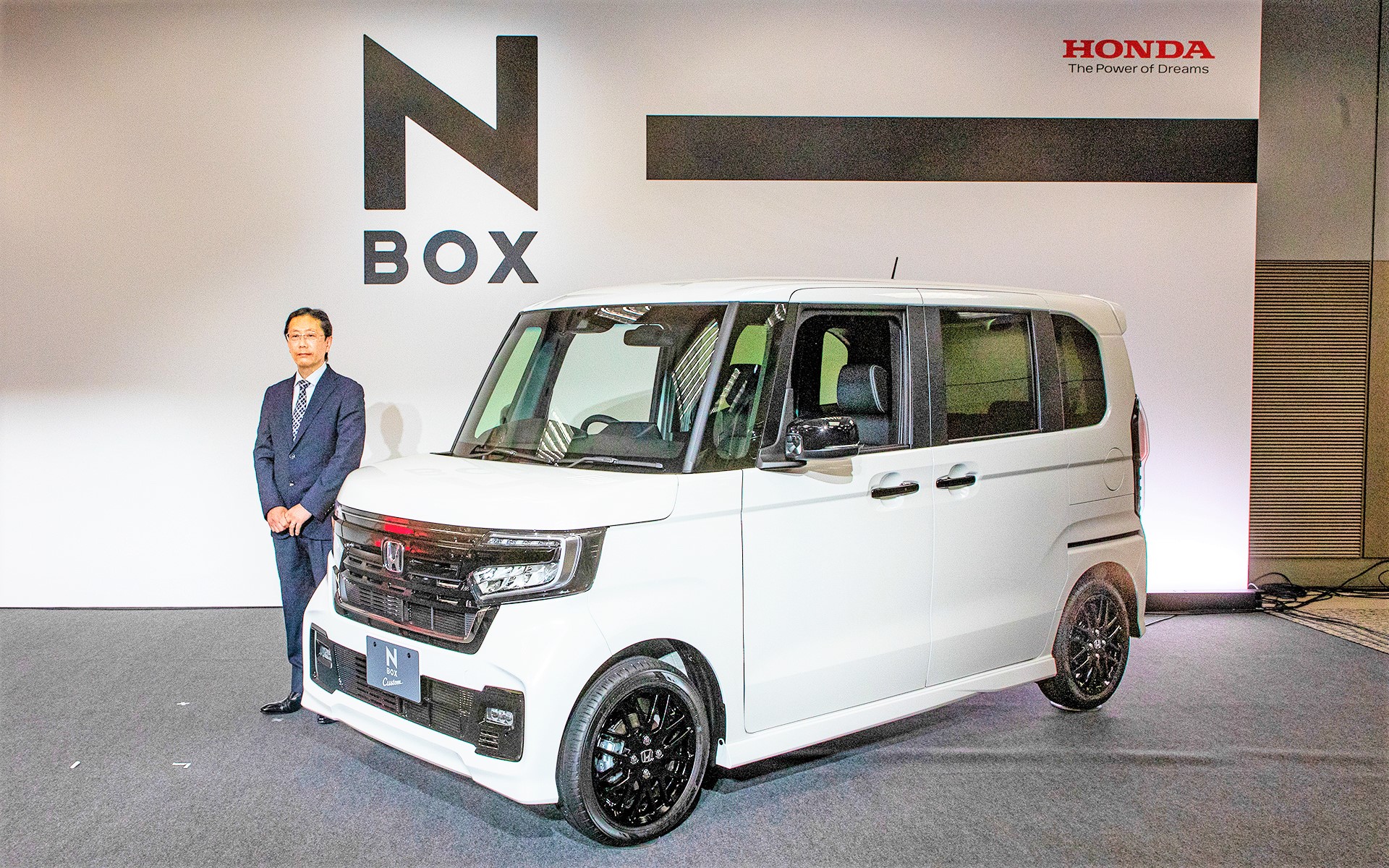 N-BOXのマイチェンと同時に発表された特別仕様車「N-BOX Custom STYLE＋ BLACK」とN-BOX開発責任者の本田技研工業 四輪事業本部 ものづくりセンターのN-BOX開発責任者 宮本渉氏