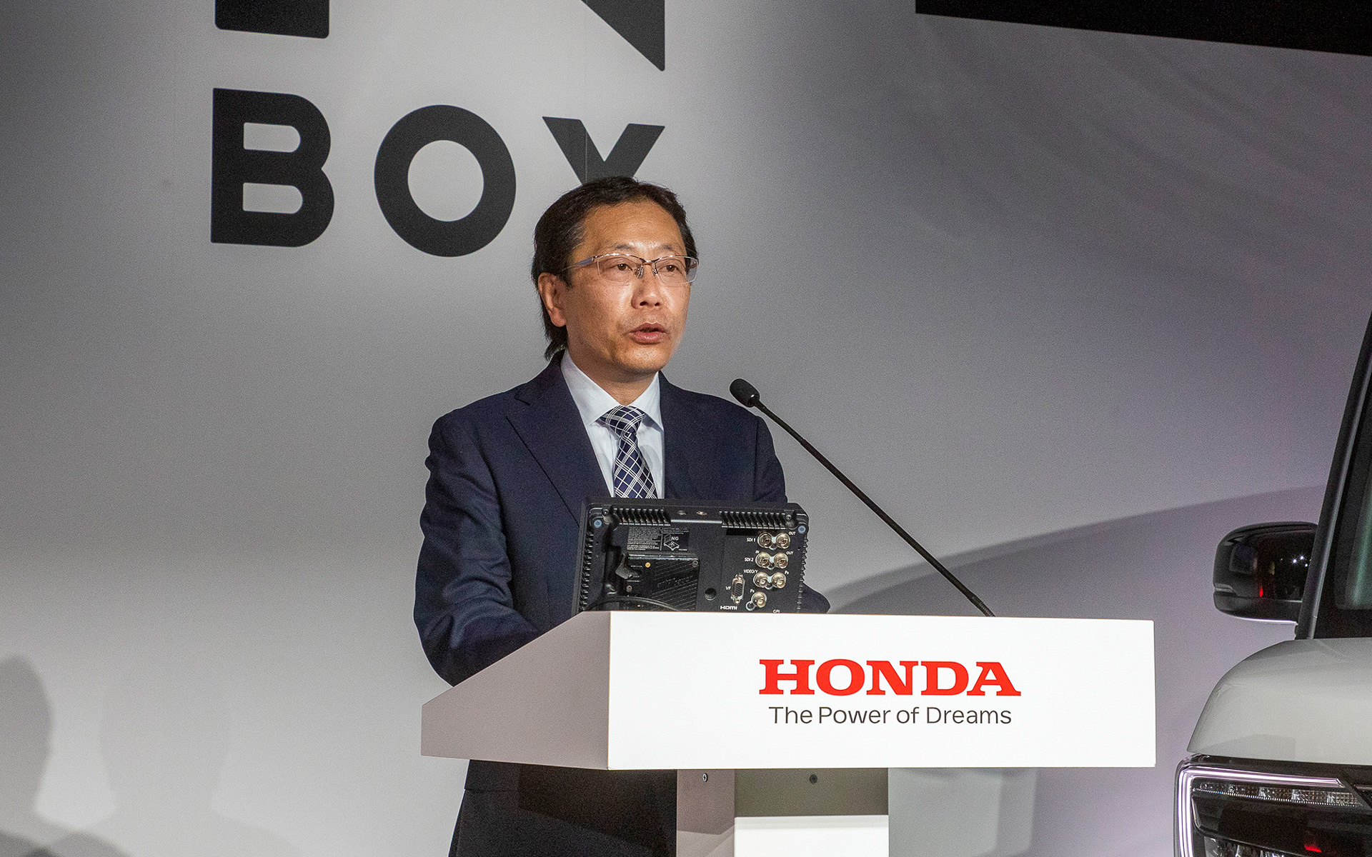 登壇者は本田技研工業 四輪事業本部 ものづくりセンターのN-BOX開発責任者 宮本渉氏