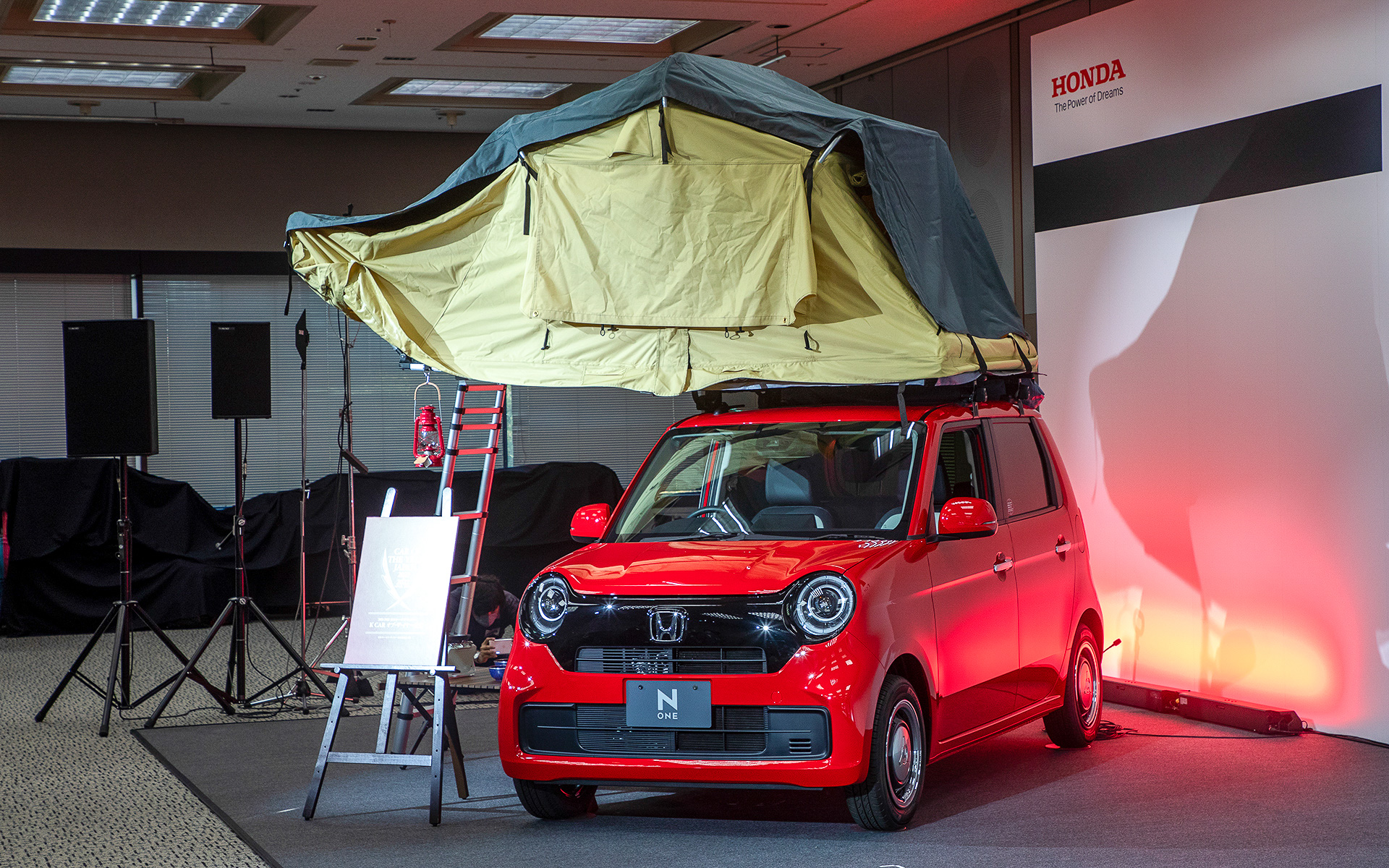 使用しているキャリアはホンダ純正アクサリーだがルーフテントはアフターパーツだ。この組み合わせに関してホンダへ確認したところ、今回はユーザーのスタイルを再現することを目的としていて、ホンダとしてN-ONEへのこの使い方を推奨するものではないとのこと。ルーフテントがNシリーズに使用可能かはテントの販売元へ問い合わせて欲しい