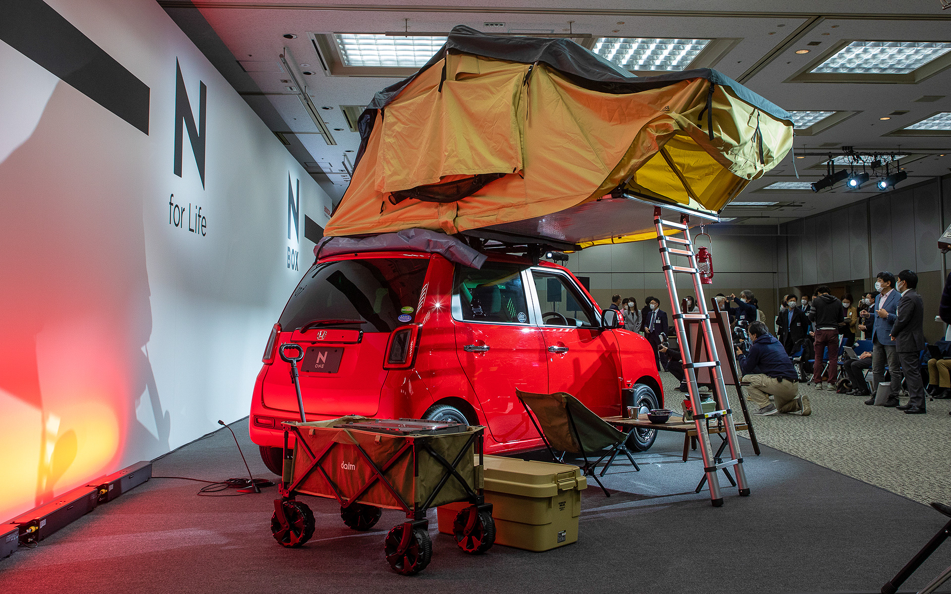 とはいえ、このスタイルはとてもいい雰囲気。N-ONEでルーフテント仕様を行うというセンスも素敵だ