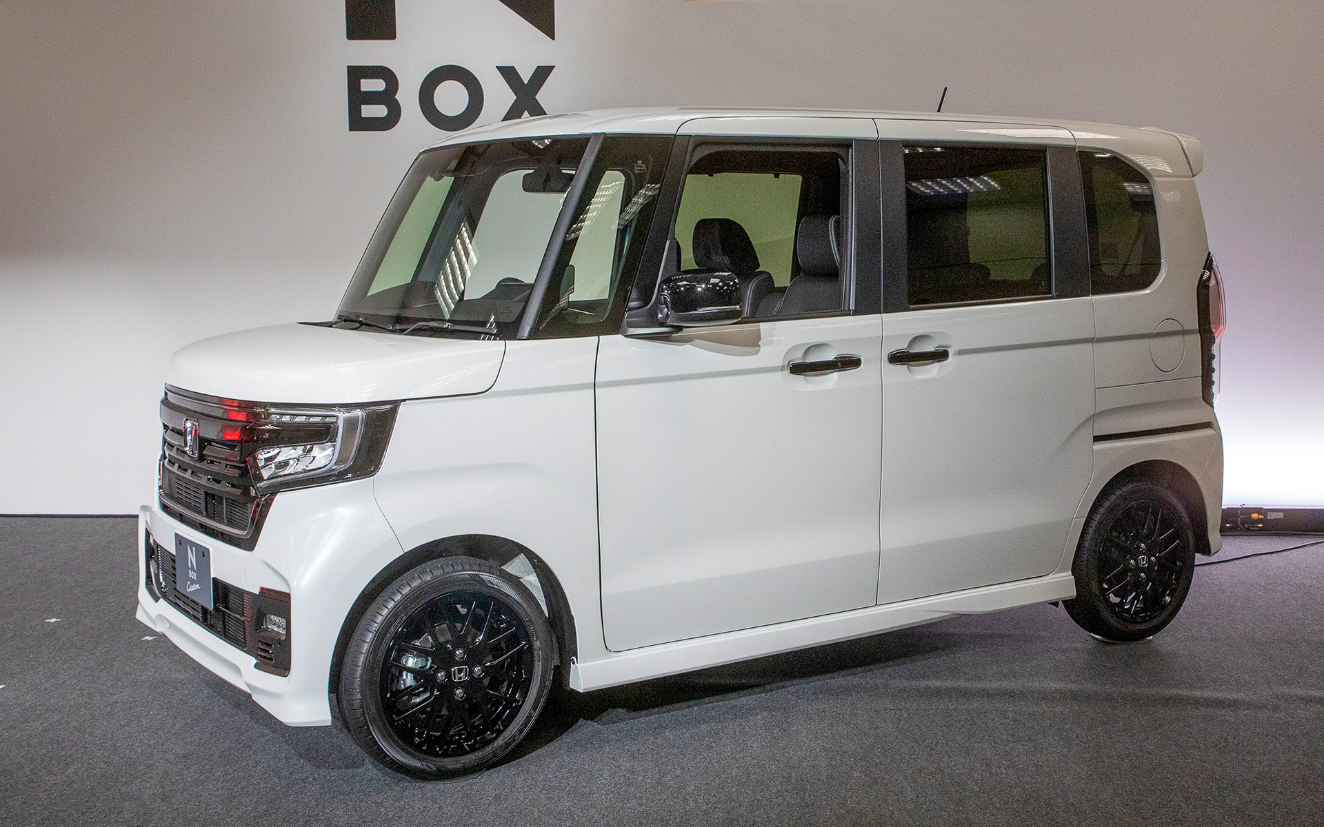 N-BOX Customの特別仕様車「N-BOX Custom L・STYLE＋ BLACK」