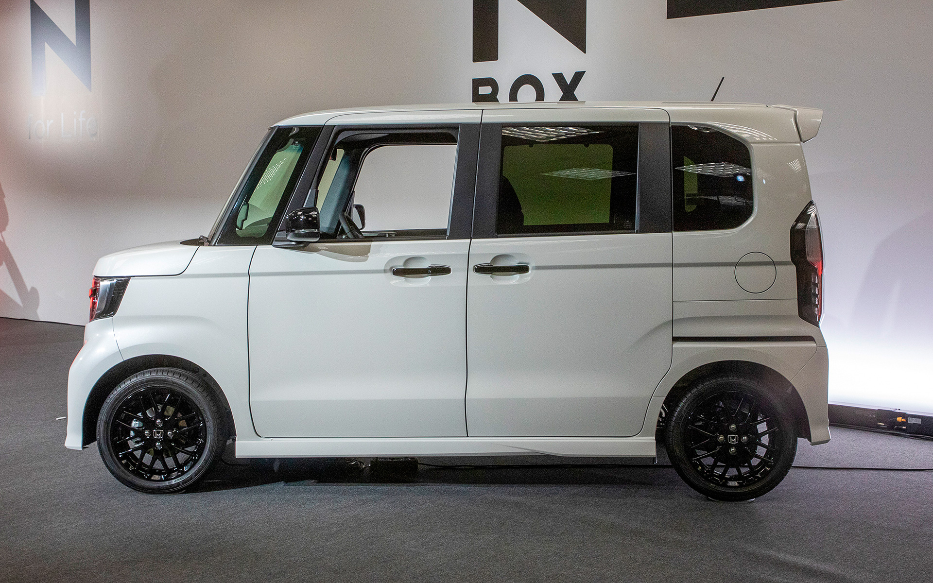 N-BOX Customの特別仕様車「N-BOX Custom L・STYLE＋ BLACK」