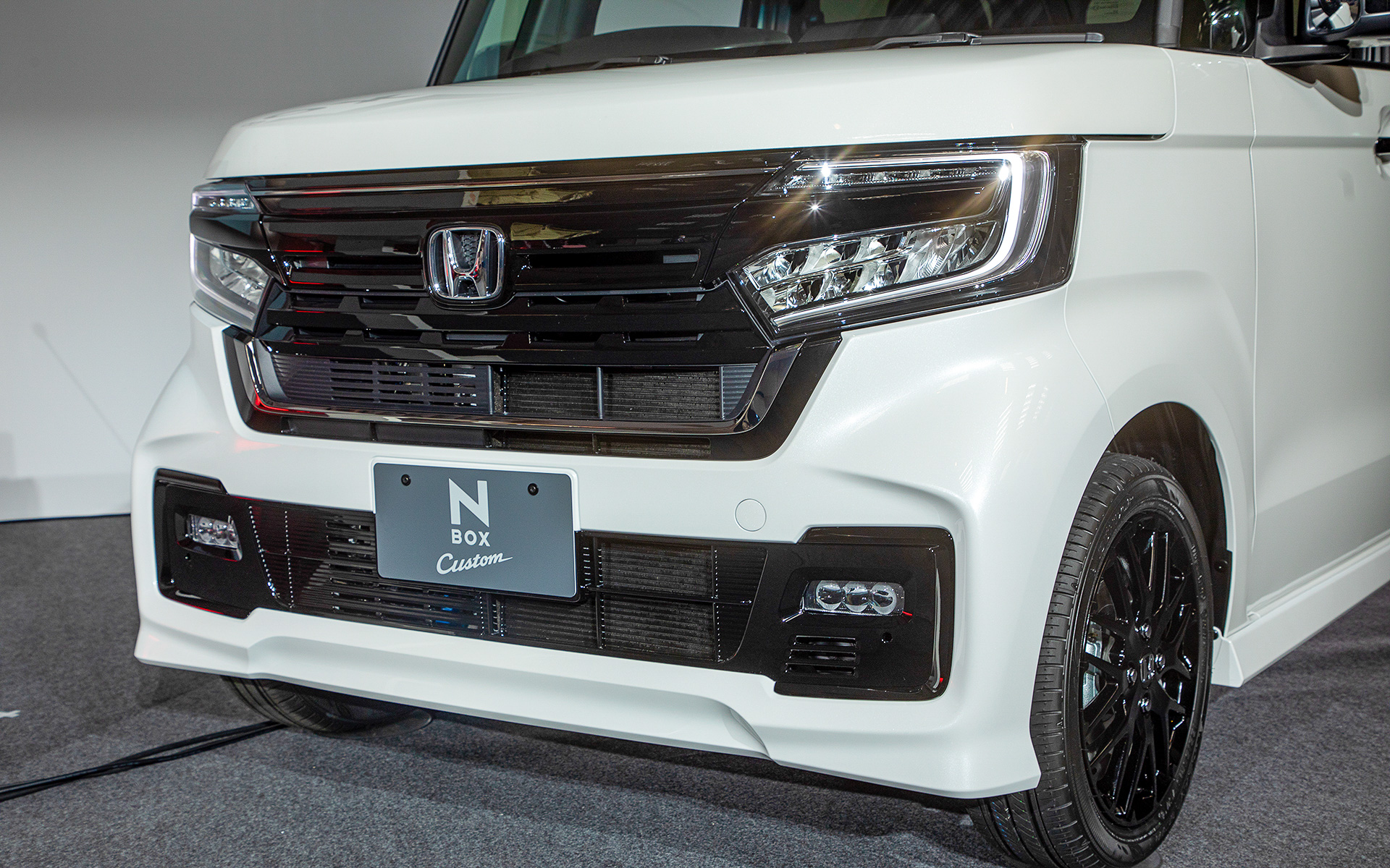 ベルリナブラック仕上げとなったフロントグリル。グリルまわりはダーククロームメッキ