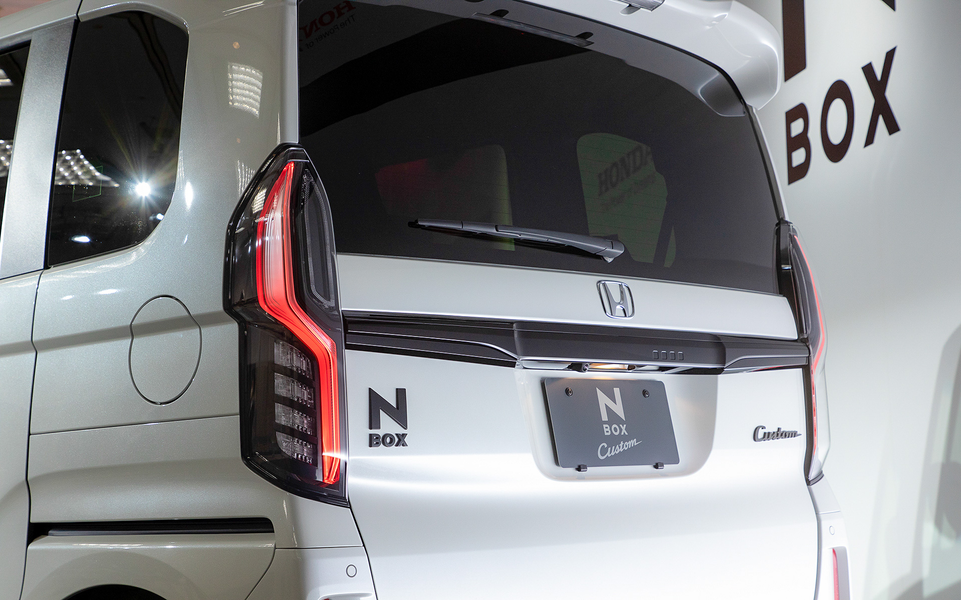 リヤライセンスガーニッシュもベルリナブラック仕上げ。エンブレムもブラック仕上げとなっている