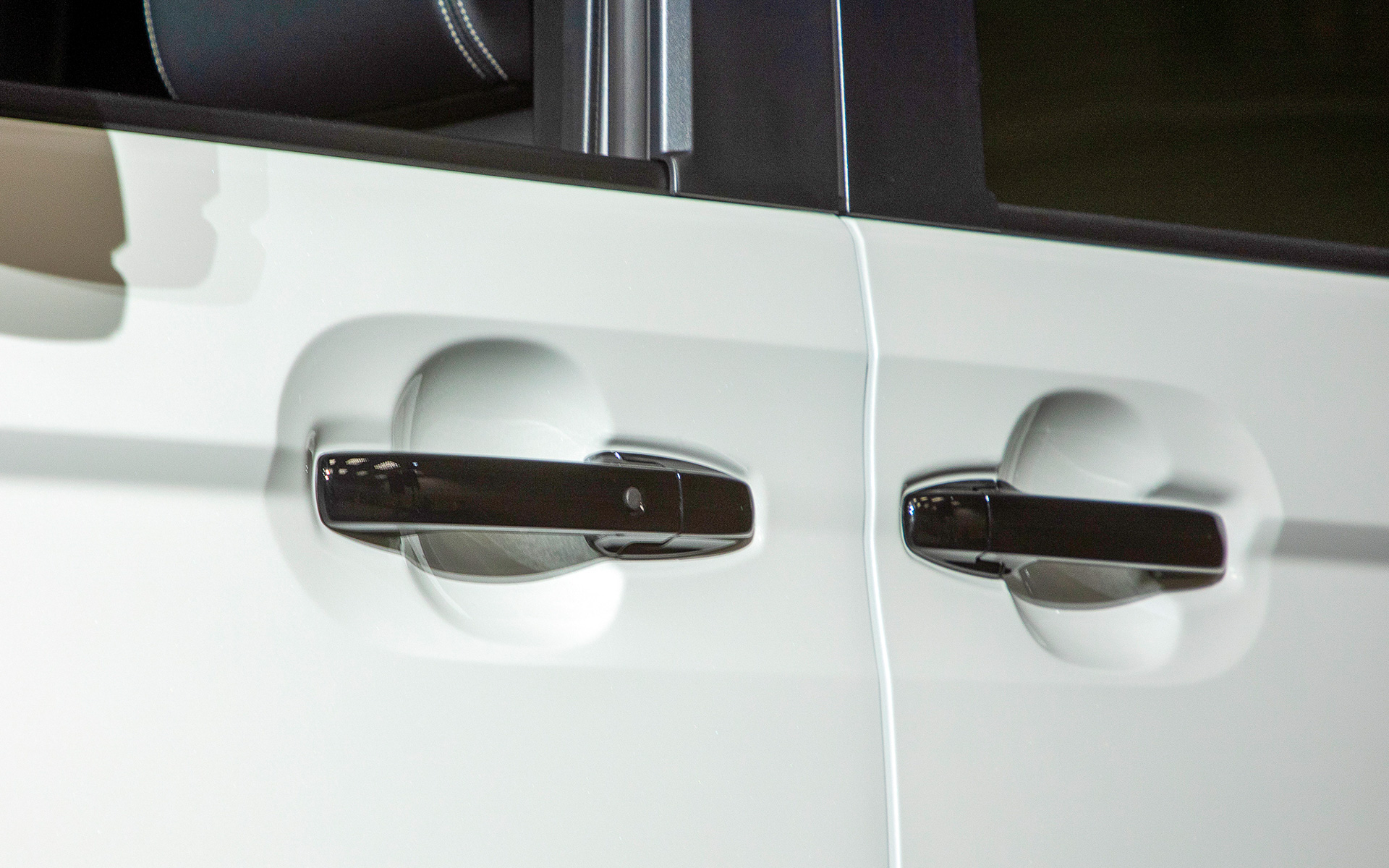 ドアハンドルはすべてクリスタルブラック・パール塗装