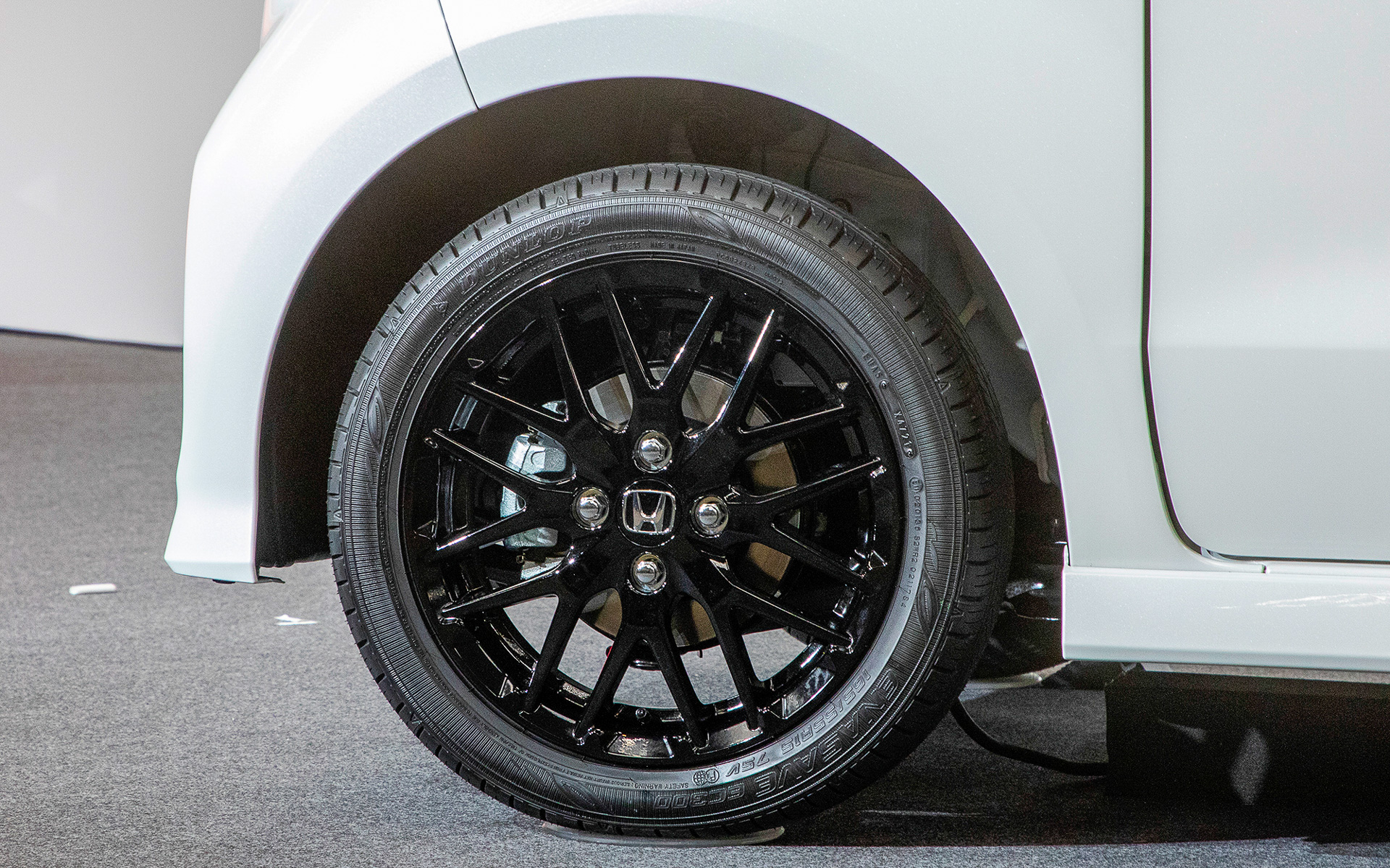 ターボエンジン搭載のL・ターボ STYLE+ BLACKにはブラック塗装の専用15インチアルミホイール。NAエンジンのL STYLE+ BLACKはブラック塗装の専用14インチアルミホイールとなる