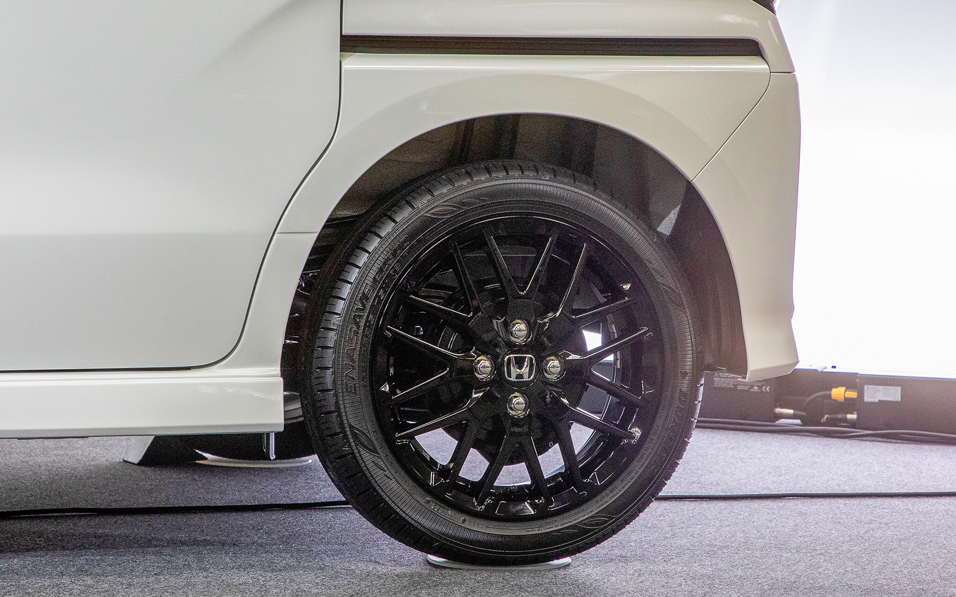 ターボエンジン搭載のL・ターボ STYLE+ BLACKにはブラック塗装の専用15インチアルミホイール。NAエンジンのL STYLE+ BLACKはブラック塗装の専用14インチアルミホイールとなる