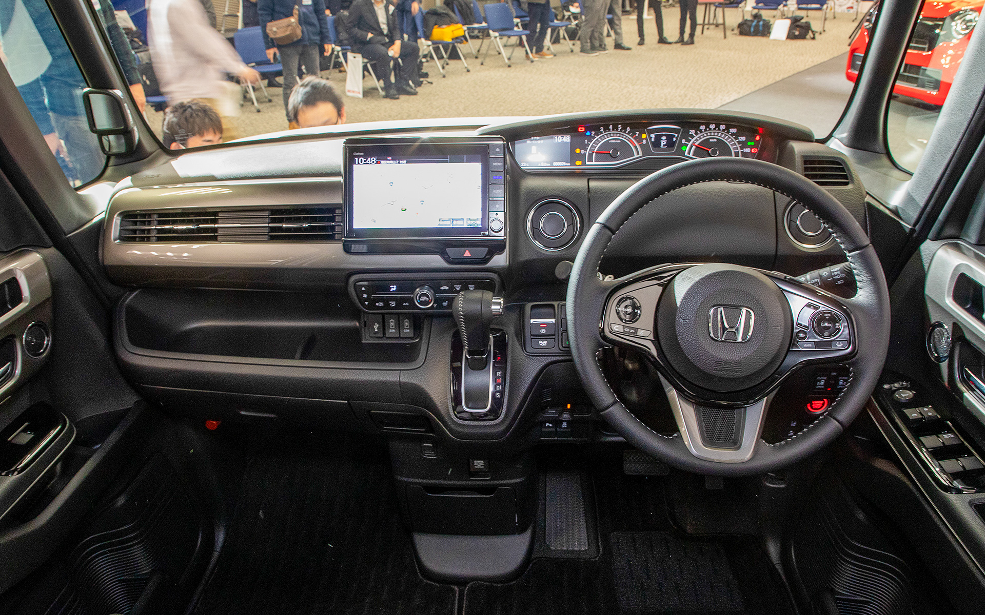 インテリアも特別仕様になっている。助手席インパネガーニッシュ、ドアオーナメントパネルがメタルスモーク偏光塗装となる