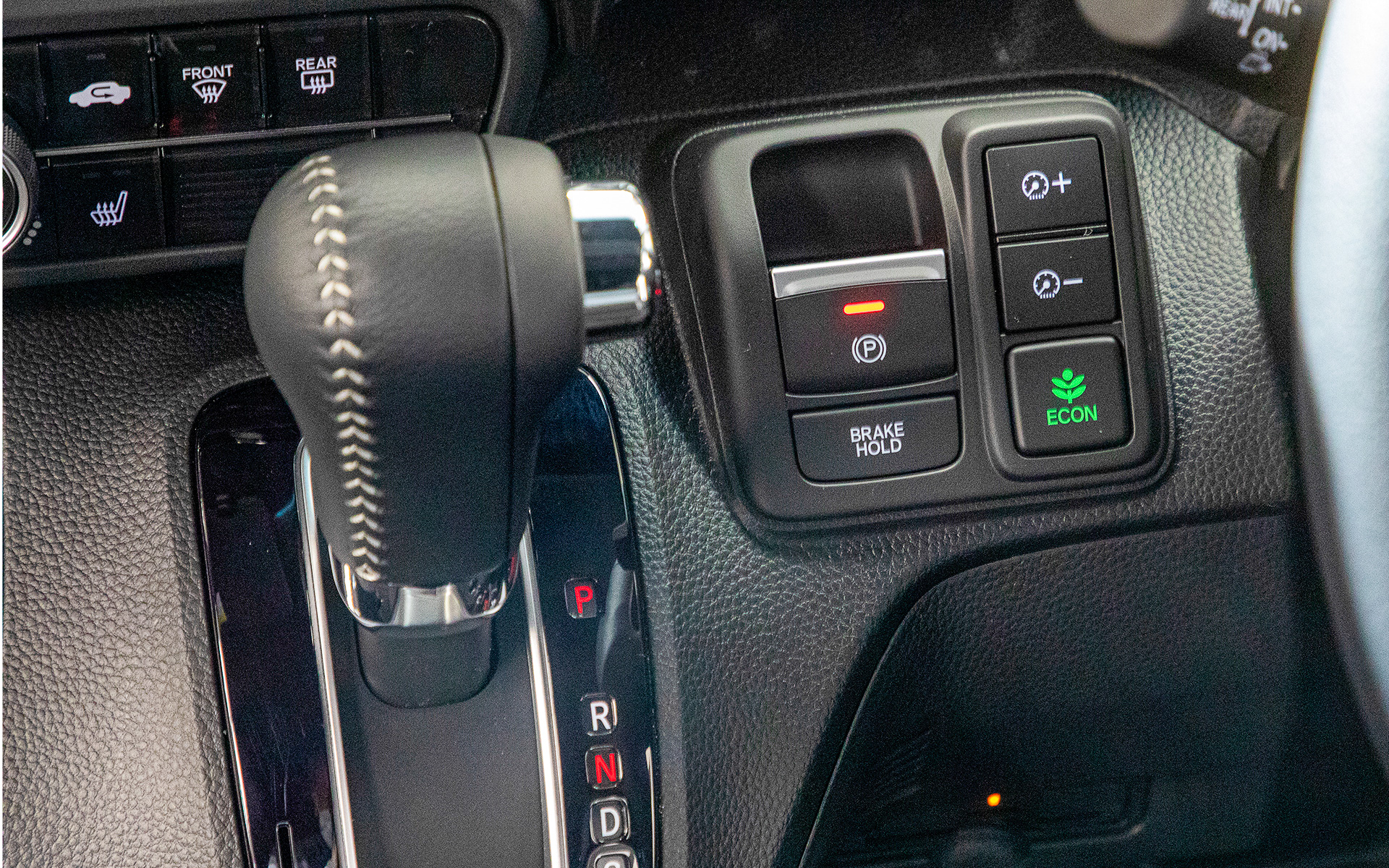 シフトノブとステアリングの間にオートブレーキホールド付き電子制御パーキングブレーキのスイッチが付く