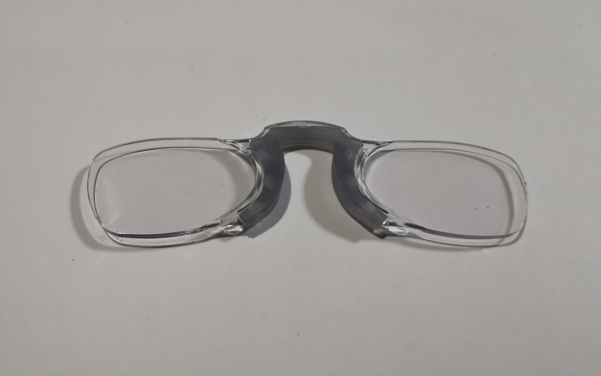 レンズもガラスではなくプラスチックなので超軽量な老眼鏡なのです