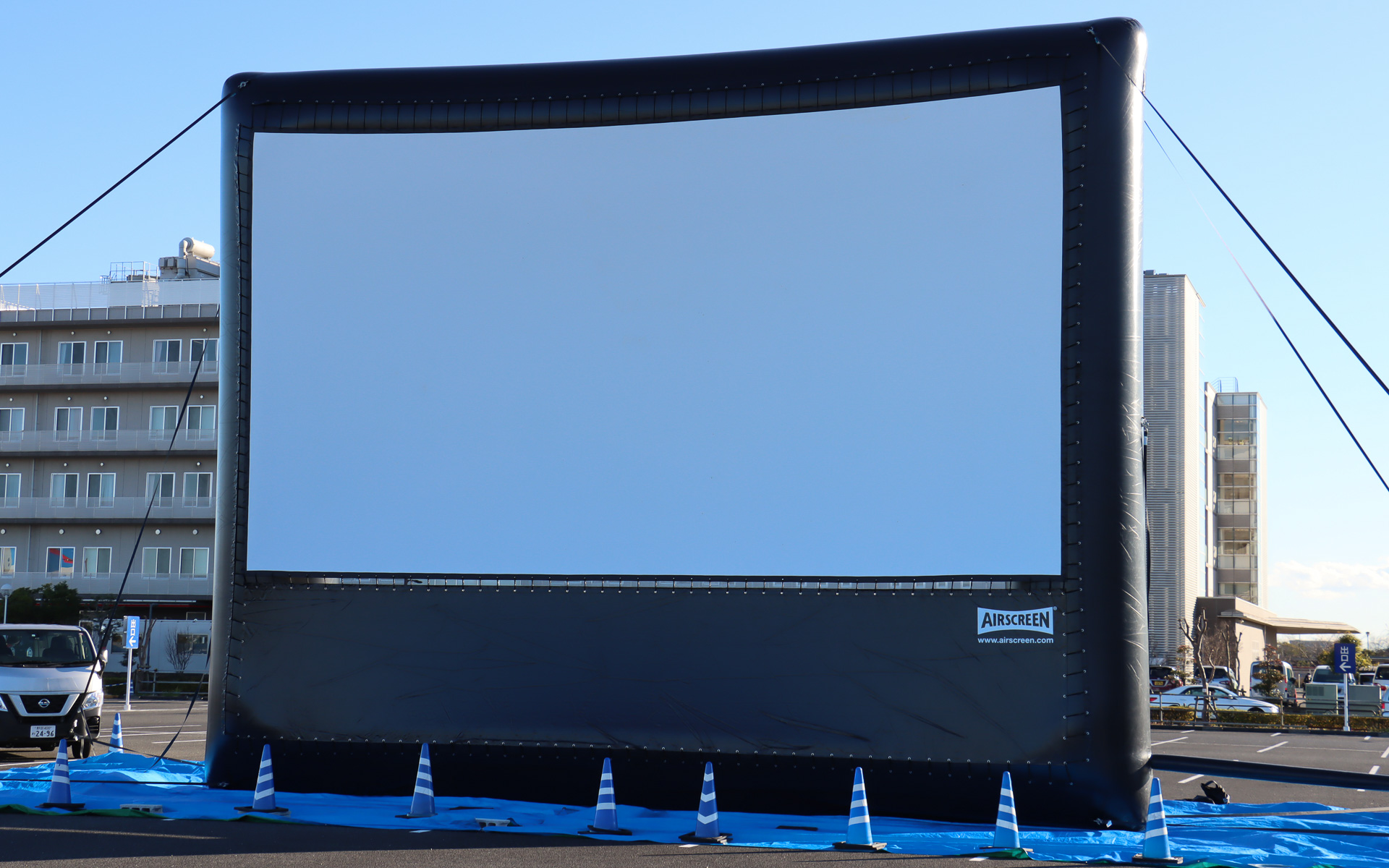 大型のバルーンを膨らませてスクリーンを設置。これを利用すると、駐車場のような広めのオープンスペースがある場所を気軽にドライブインシアターとして利用できる