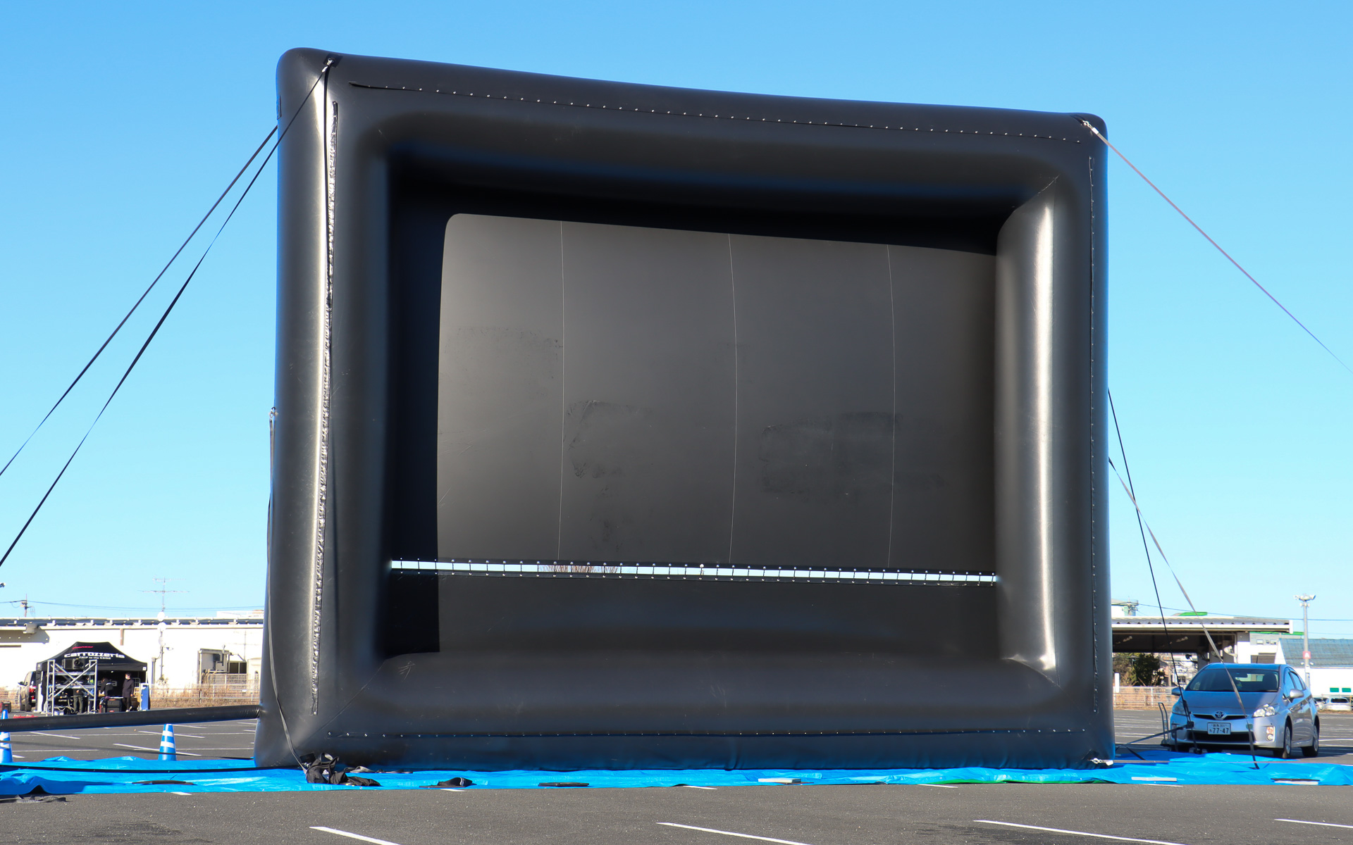 大型のバルーンを膨らませてスクリーンを設置。これを利用すると、駐車場のような広めのオープンスペースがある場所を気軽にドライブインシアターとして利用できる