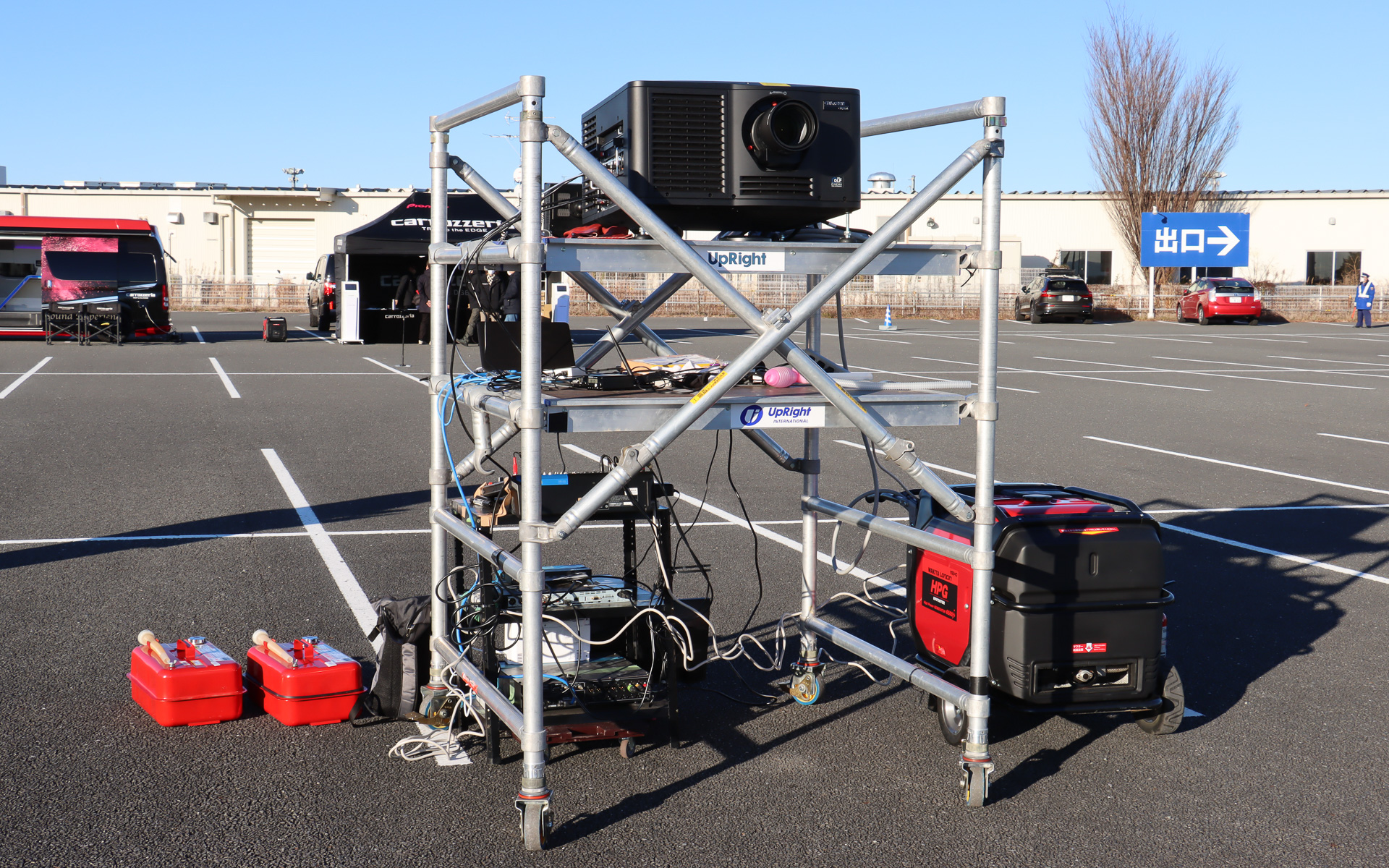 プロジェクターはクリスティの「CP2215」が使用されていた