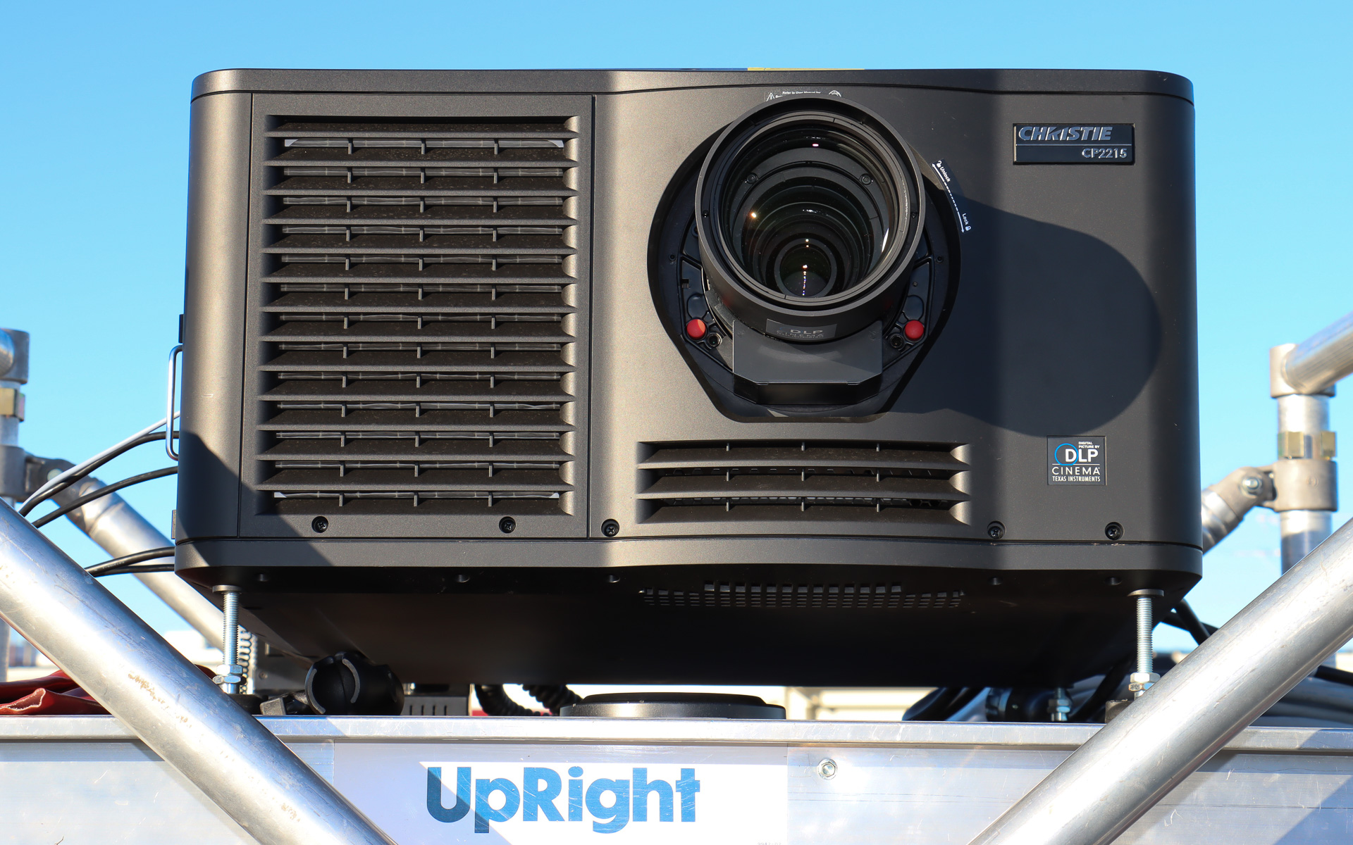 プロジェクターはクリスティの「CP2215」が使用されていた