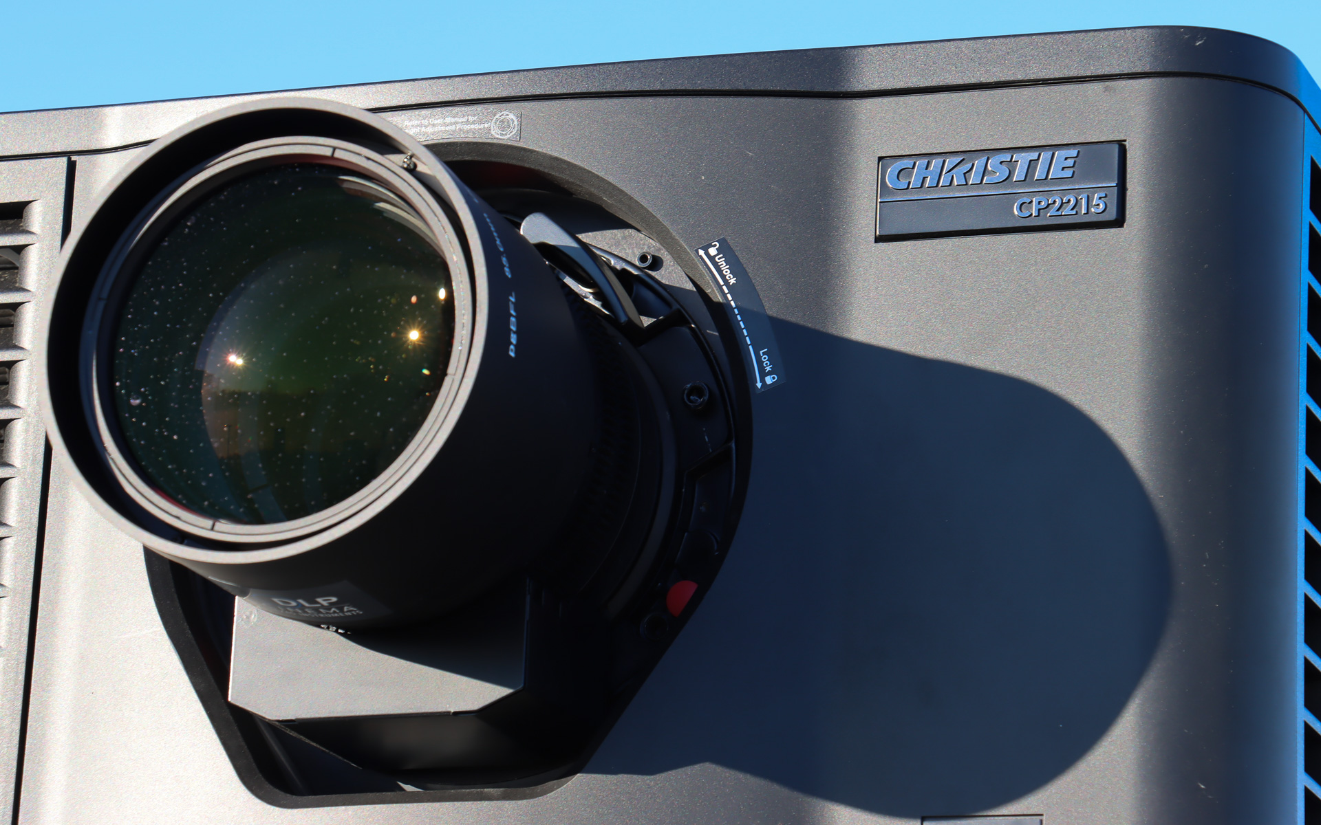 プロジェクターはクリスティの「CP2215」が使用されていた