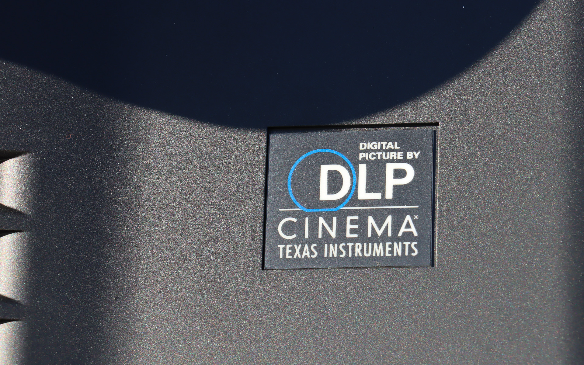 プロジェクターはクリスティの「CP2215」が使用されていた