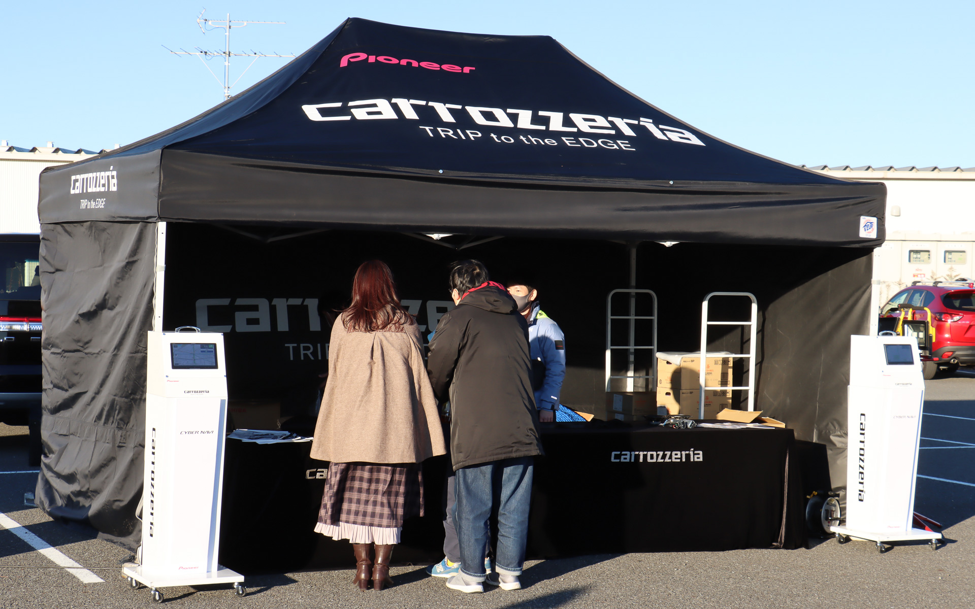 会場入りしてスクリーン前にクルマを駐車した後に特設テントで受付を済ませると、映画鑑賞のお供となるキャラメル味のポップコーンとトップバリュブランドの麦茶、上映開始までの時間にショッピングを楽しんでもらえる3000円分のイオンギフトカードが各参加者にプレゼントされた