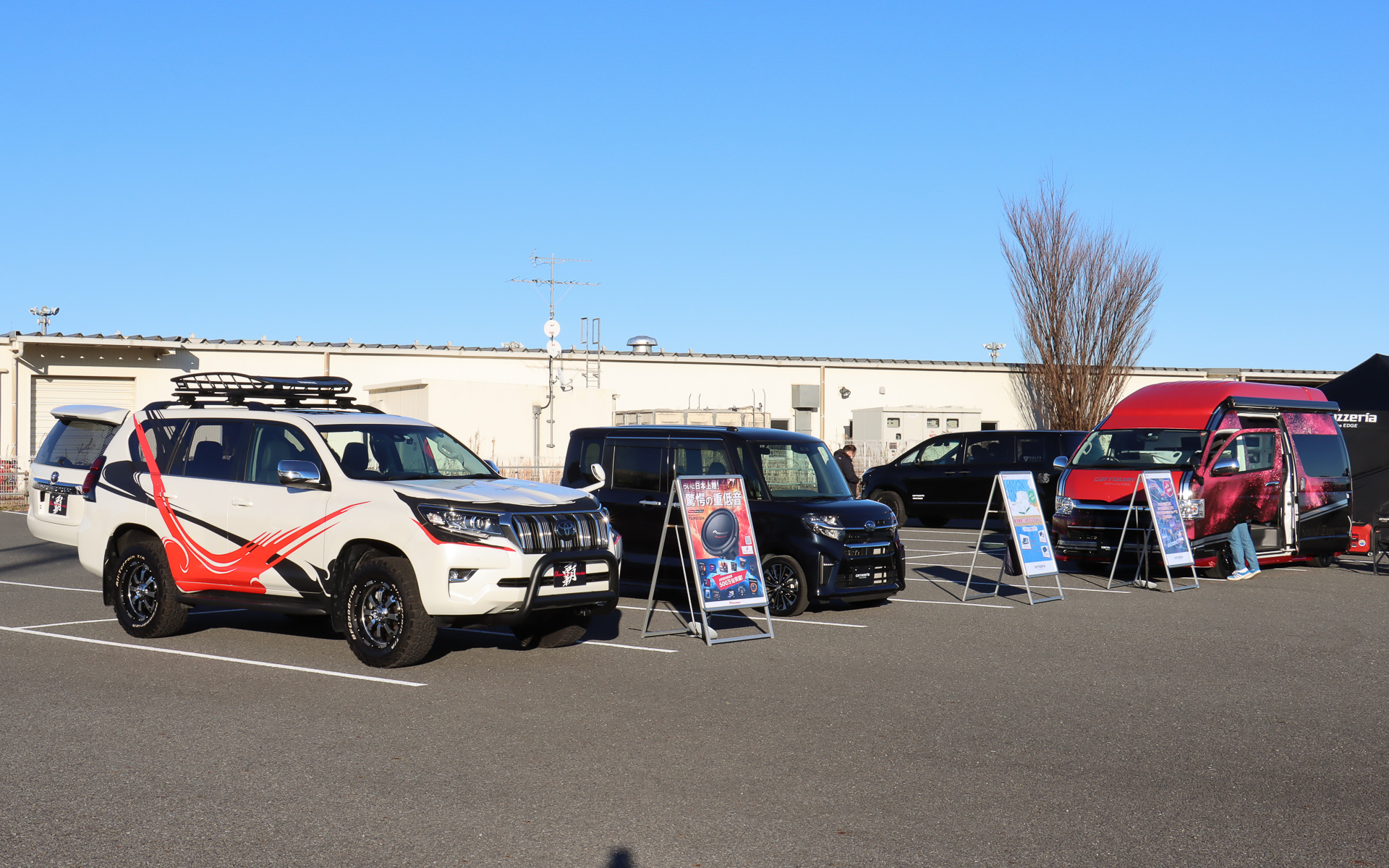 特設テントと並んで3台のデモカーを展示