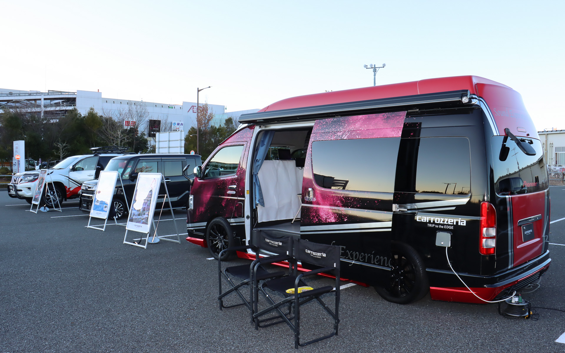 特設テントと並んで3台のデモカーを展示