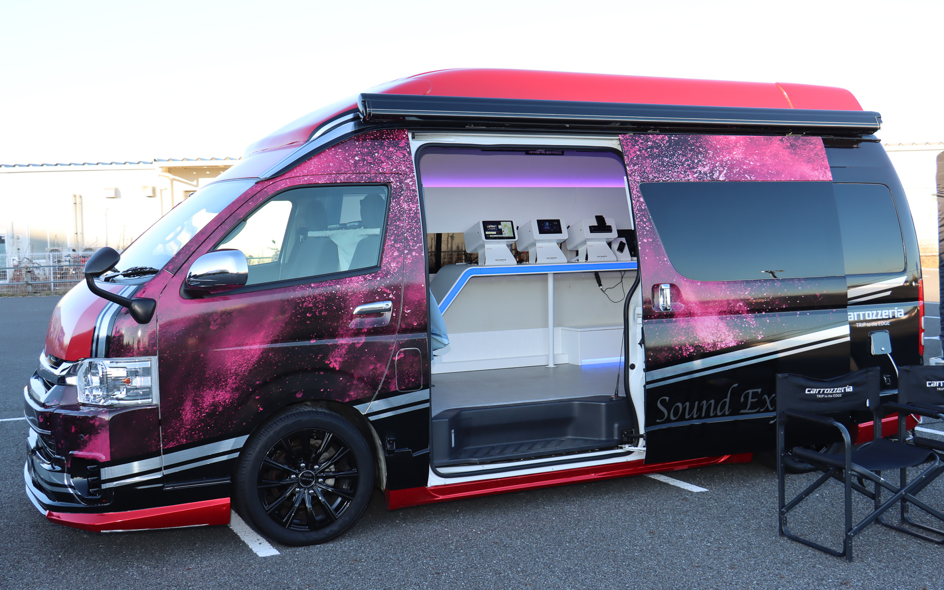 「ハイエース」をベースとした「サウンドエクスペリエンスカー」