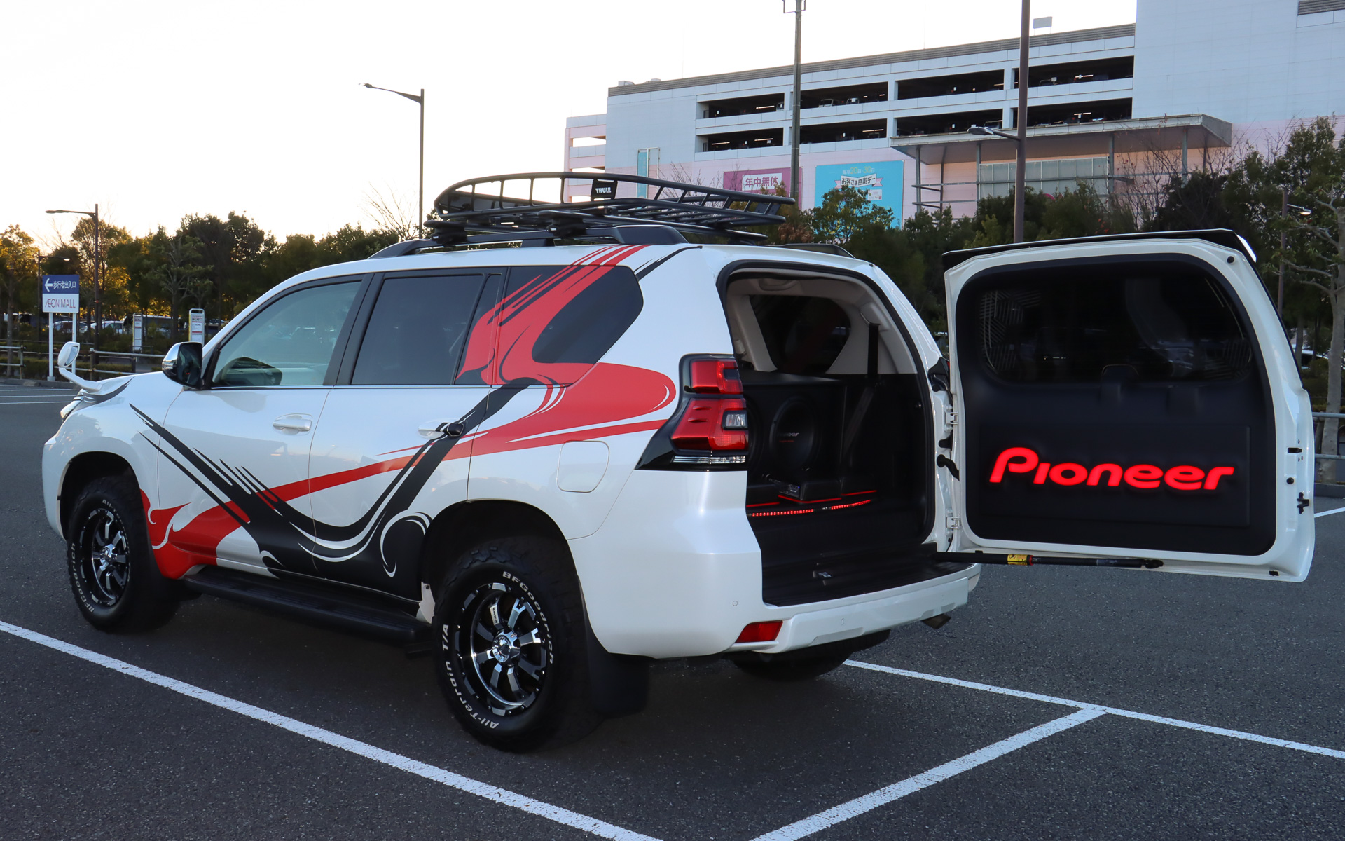 この車両では10月から販売を開始したユニットサブウーファー「TS-W312S4」をリアのラゲッジスペースに搭載