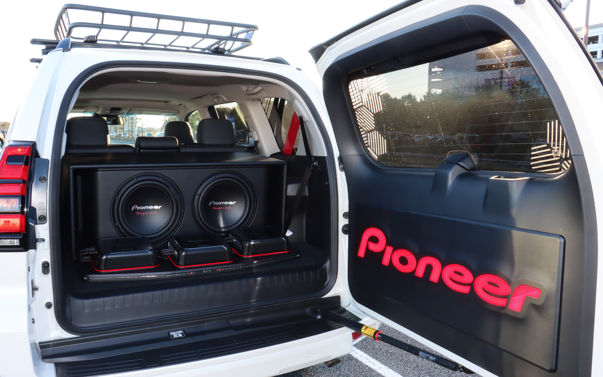 この車両では10月から販売を開始したユニットサブウーファー「TS-W312S4」をリアのラゲッジスペースに搭載