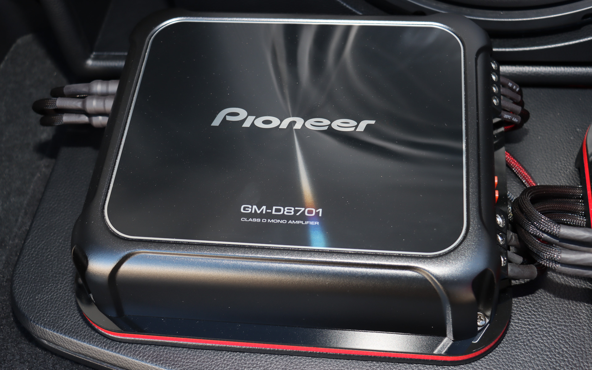 駆動させているアンプは日本未導入の「GM-D8701」（左）と「GM-DX874」（右）