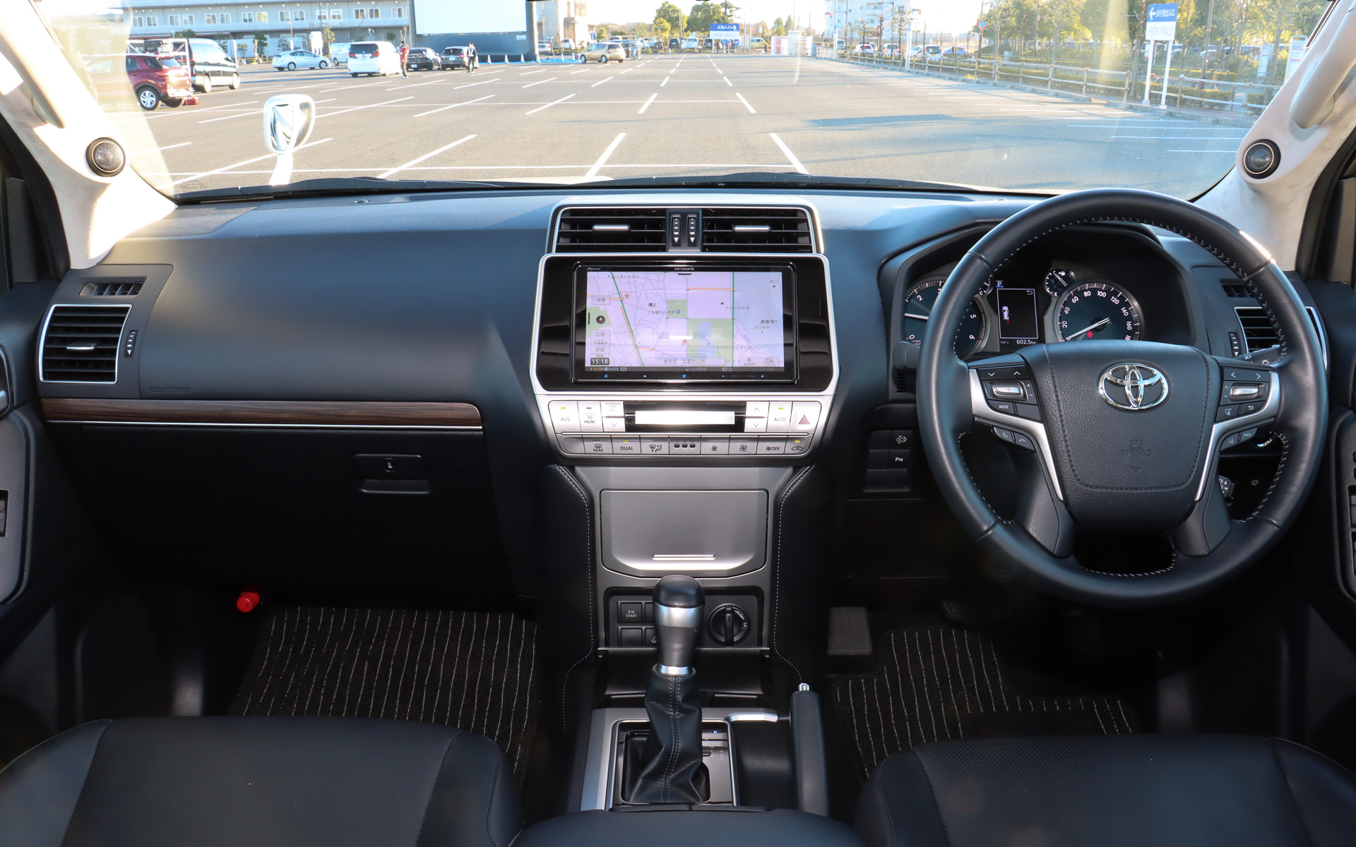 センターコンソールに最新モデルの9インチ“サイバーナビ”「AVIC-CQ912-DC」を装着。Aピラーのトゥイーター埋め込みキットは日本未発売の製品