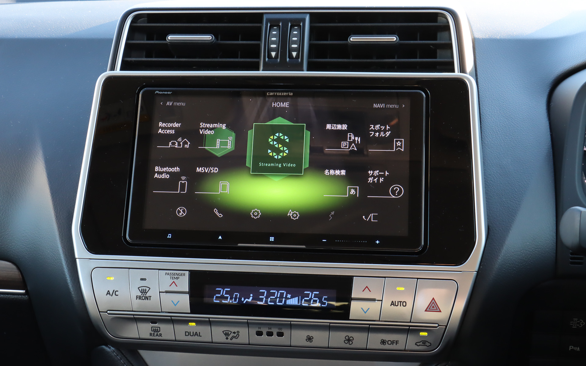 センターコンソールに最新モデルの9インチ“サイバーナビ”「AVIC-CQ912-DC」を装着。Aピラーのトゥイーター埋め込みキットは日本未発売の製品