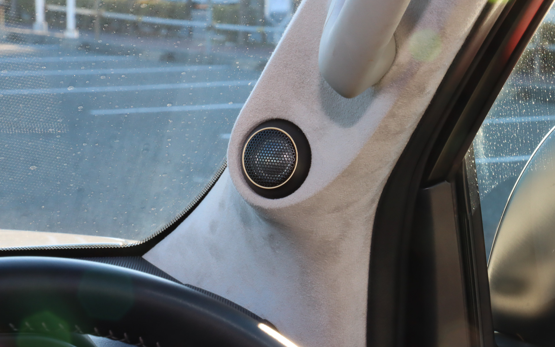 センターコンソールに最新モデルの9インチ“サイバーナビ”「AVIC-CQ912-DC」を装着。Aピラーのトゥイーター埋め込みキットは日本未発売の製品