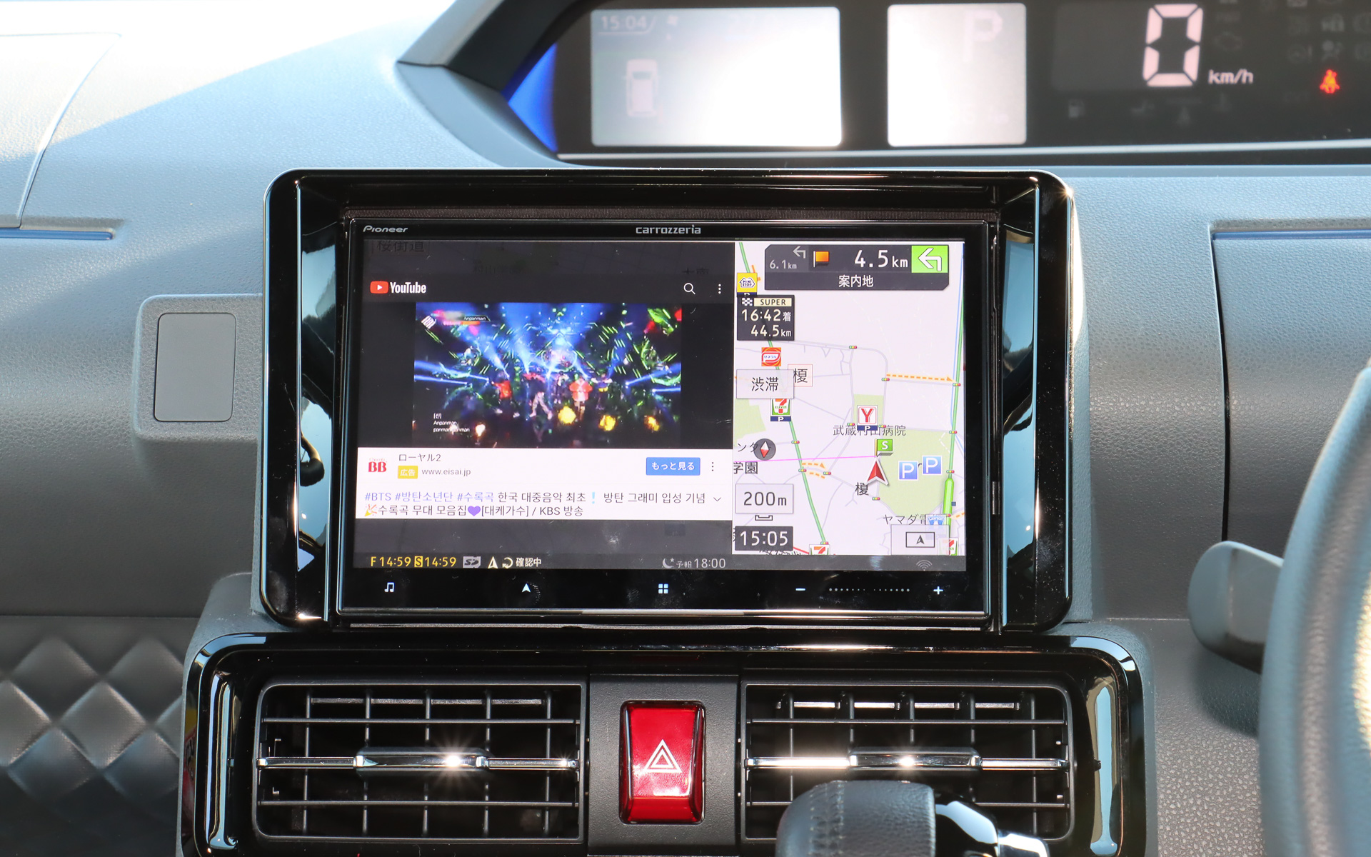 「ネットワークスティック」でインターネット接続したYouTubeの動画を、16cmセパレート 2ウェイスピーカーや20cm×13cmパワードサブウーファーによる迫力のサウンドで楽しめるとアピール