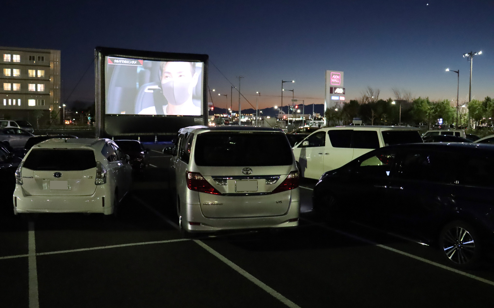 映画の上映前には小林可夢偉選手がパイオニアのデモカーでドライブインシアターを体験するオリジナルムービーも紹介