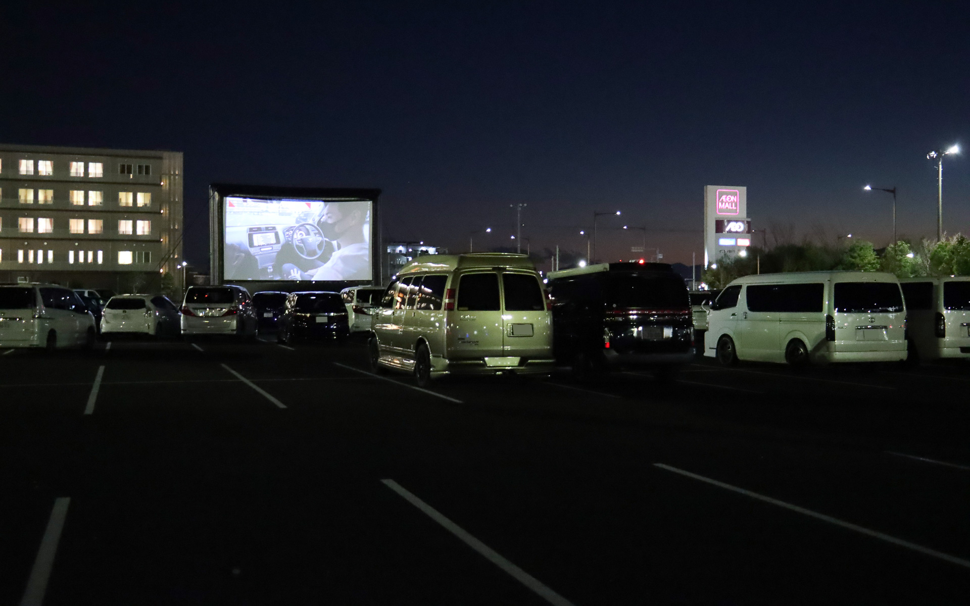 映画の上映前には小林可夢偉選手がパイオニアのデモカーでドライブインシアターを体験するオリジナルムービーも紹介