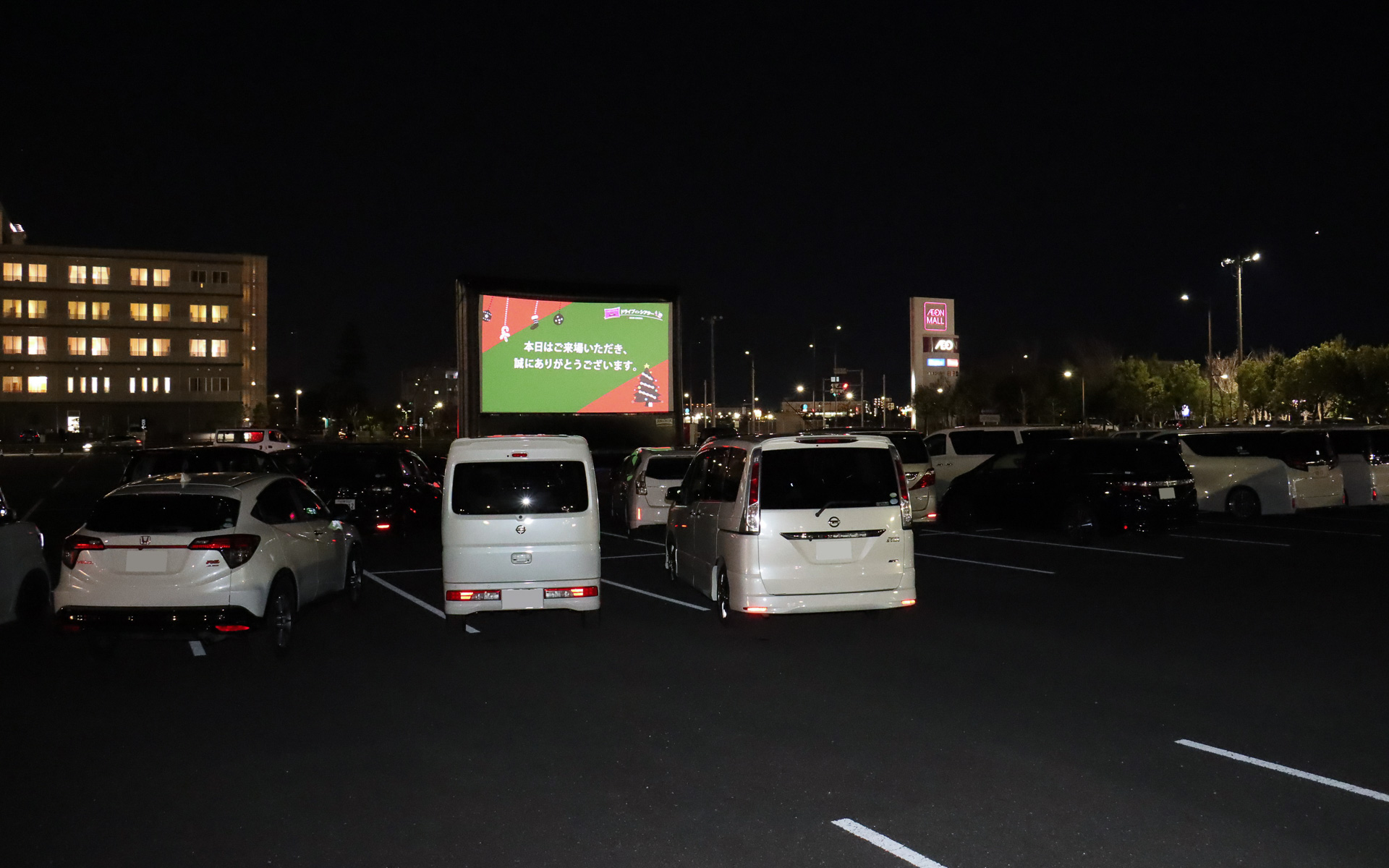 映画の上映前には小林可夢偉選手がパイオニアのデモカーでドライブインシアターを体験するオリジナルムービーも紹介