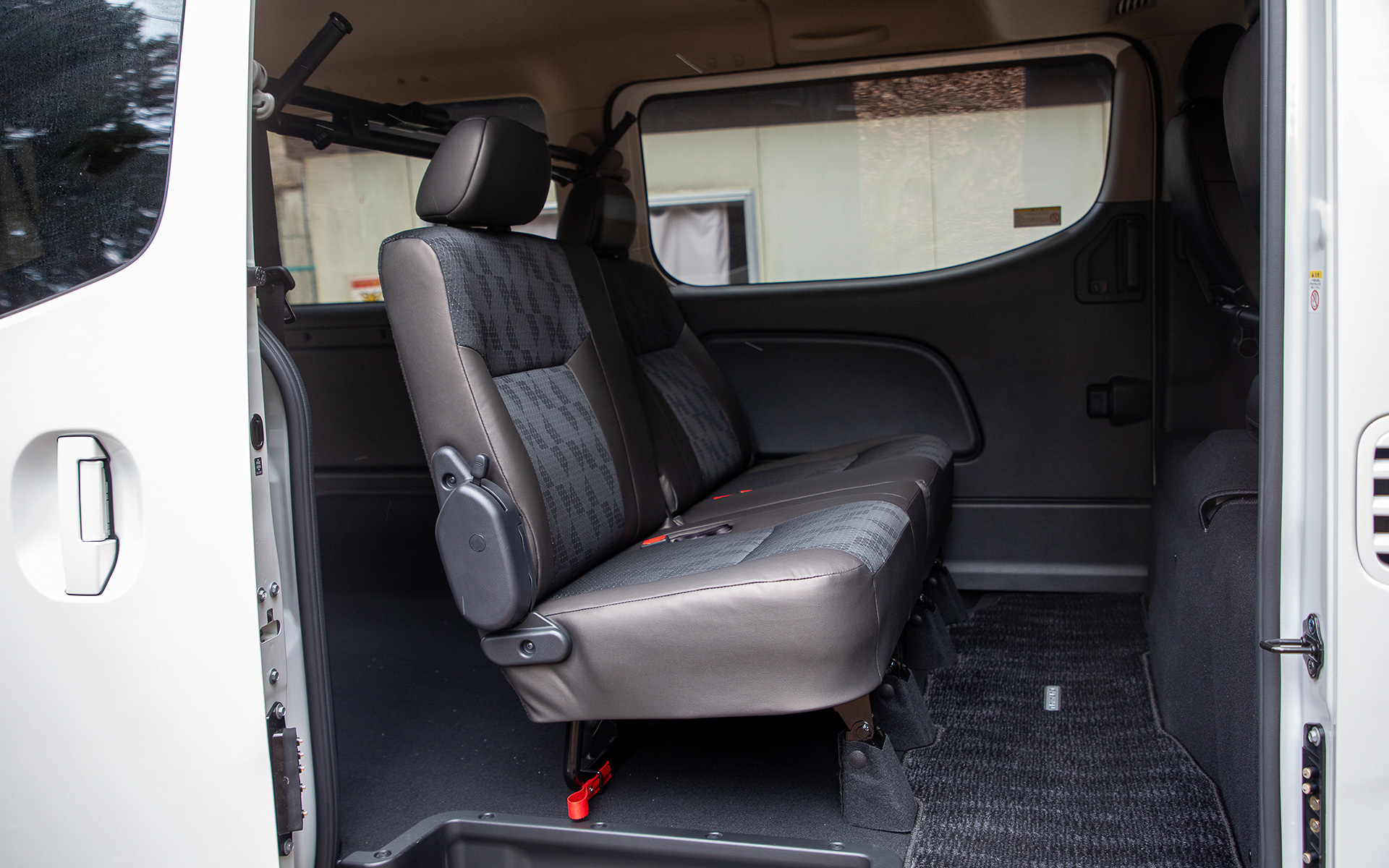 キャラバンの2列目シートは5：5の分割タイプ。また、乗用車用と遜色ない座り心地なのが特徴