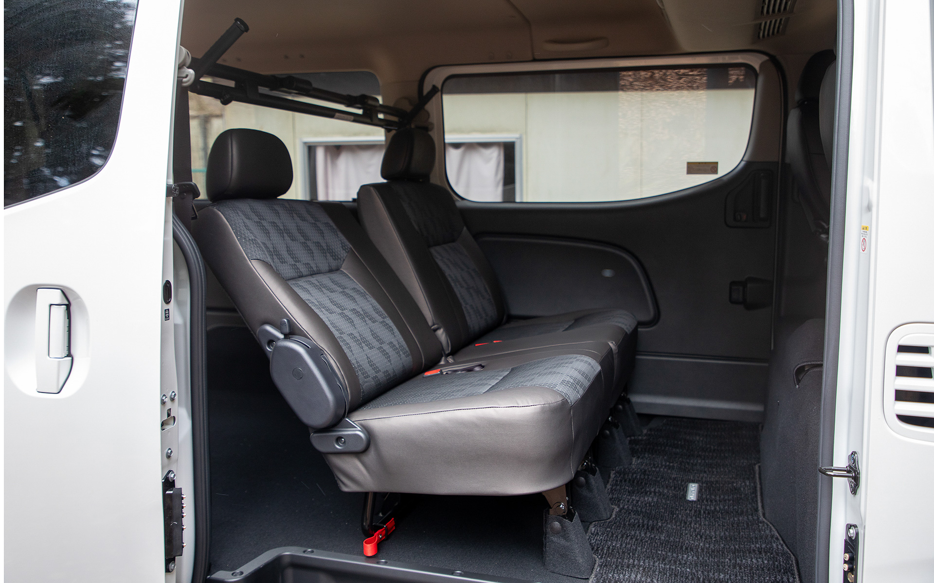 リクライニング機構もあって細かく角度を調整できる。アウトドアでは2列目シートはちょうどいい休憩場所なので、そういう面でもキャラバンの後席は魅力