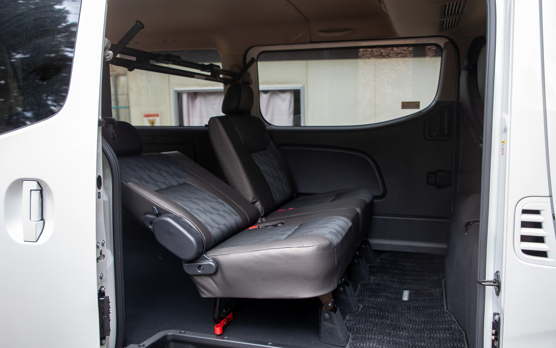 リクライニング機構もあって細かく角度を調整できる。アウトドアでは2列目シートはちょうどいい休憩場所なので、そういう面でもキャラバンの後席は魅力
