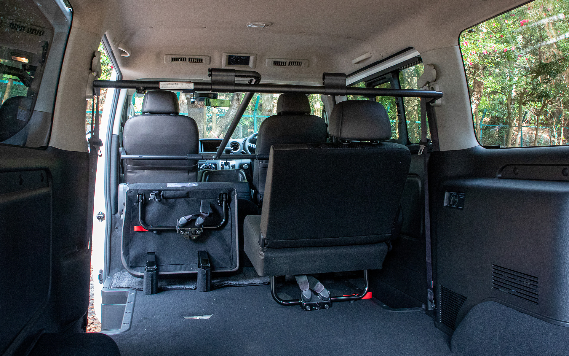 5：5分割シートなので片側のみ使用する際、間仕切りポールが法規上必要になるので標準装備。簡単な手順で展開できる