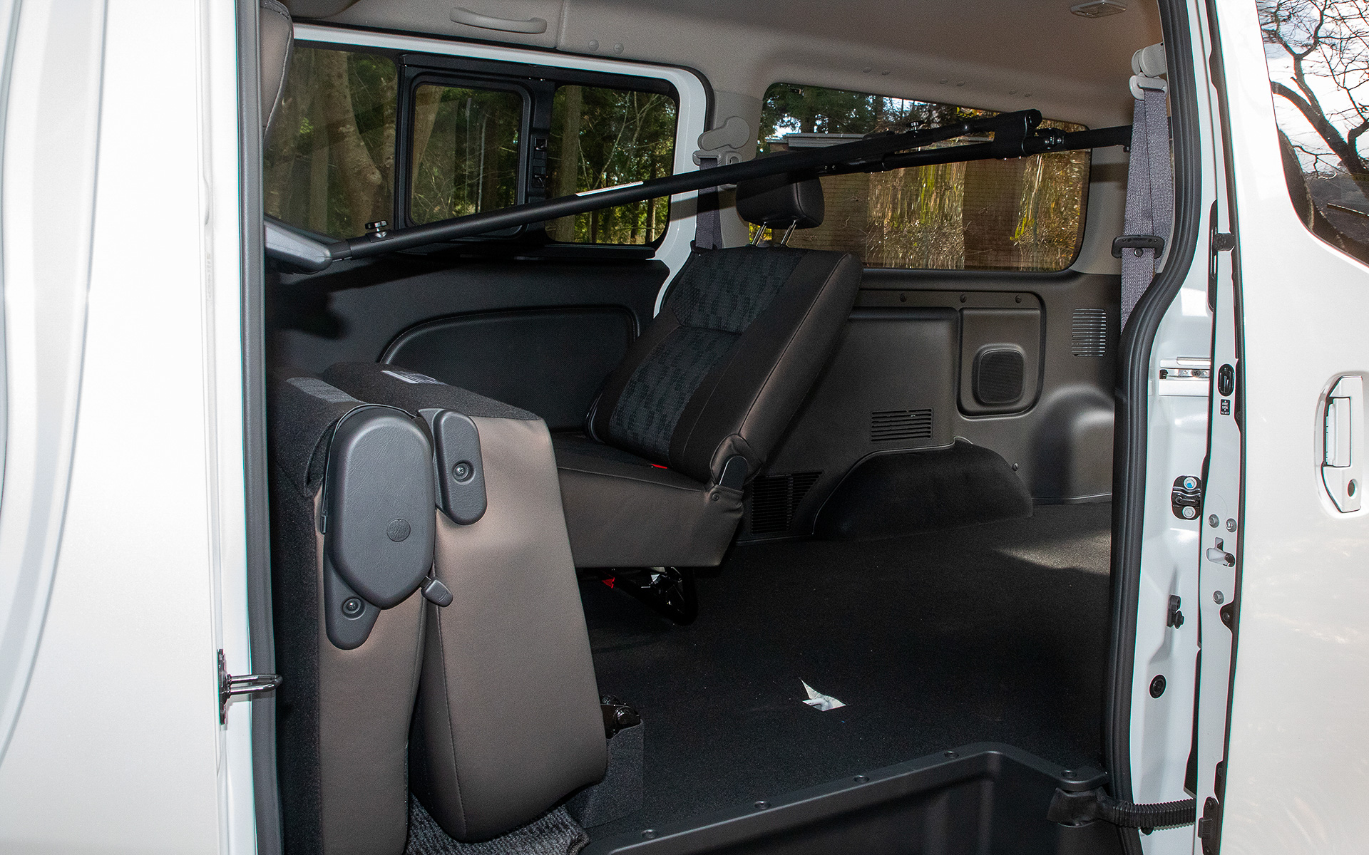 このポールを使った収納なども考えられそう。軽量な自転車などの固定にも使えそうだ